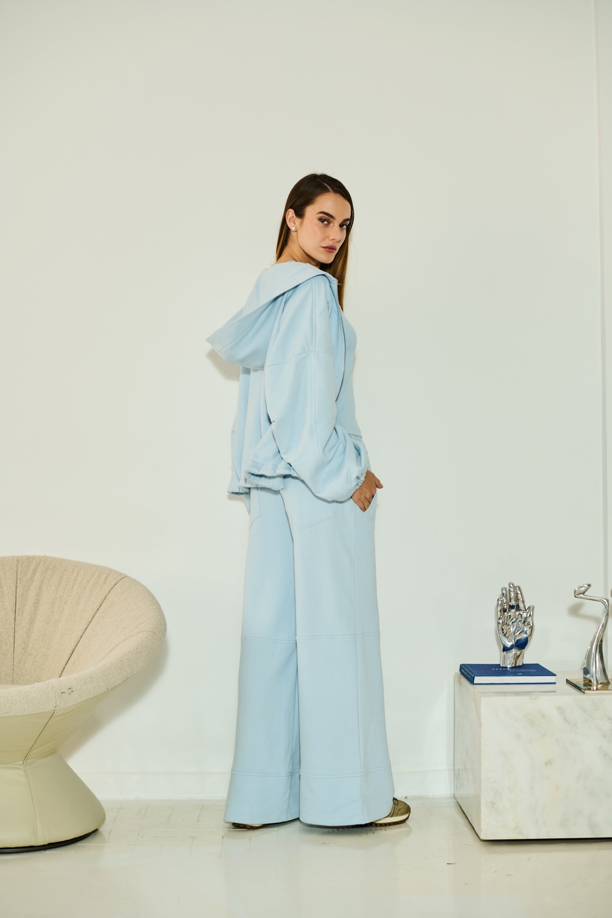 Conjunto Moletom Oversized com Recortes Calça Pantalona