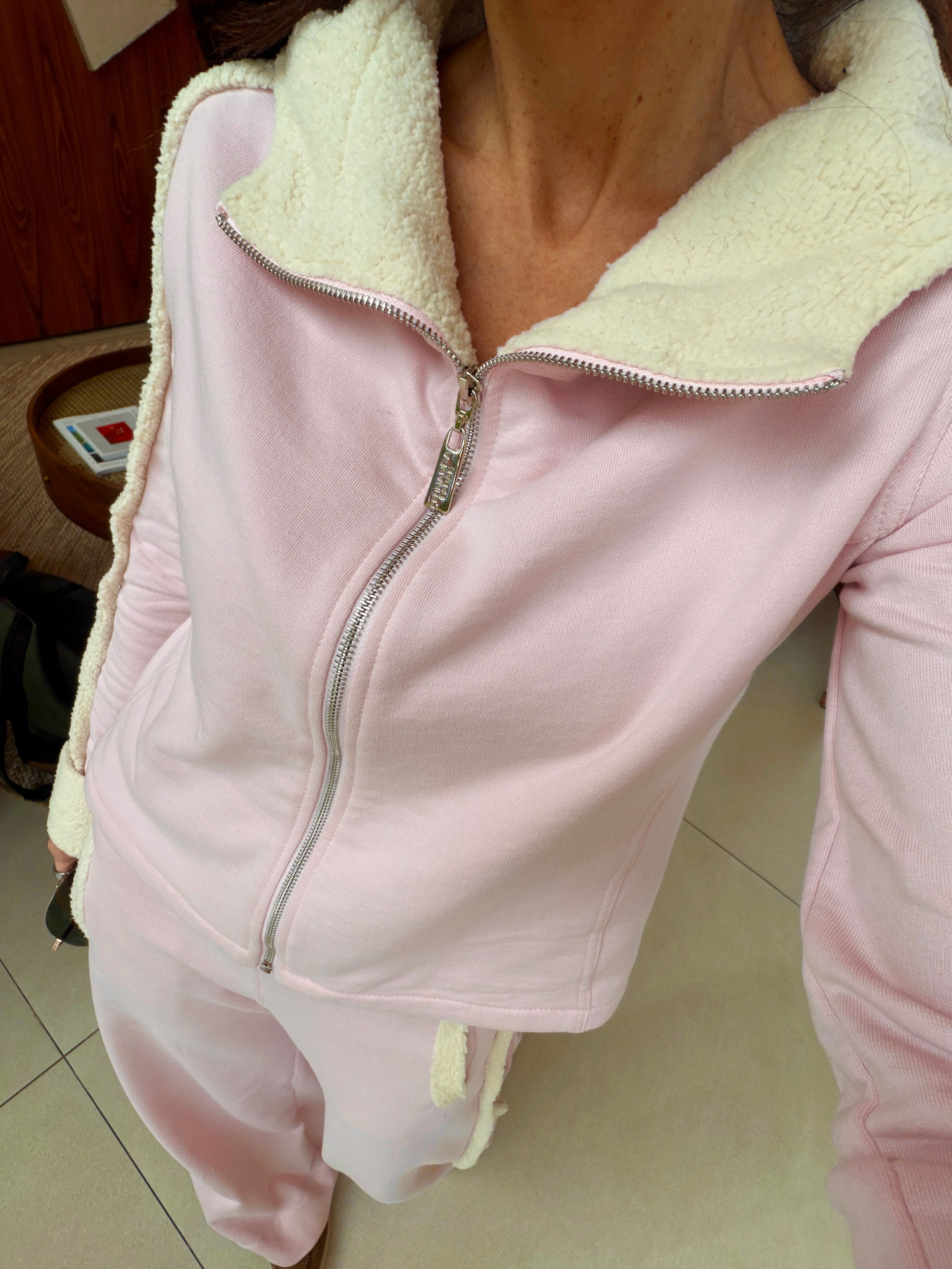 Conjunto Moletom com Casaco Forrado em Pelo e Detalhes em Ribana