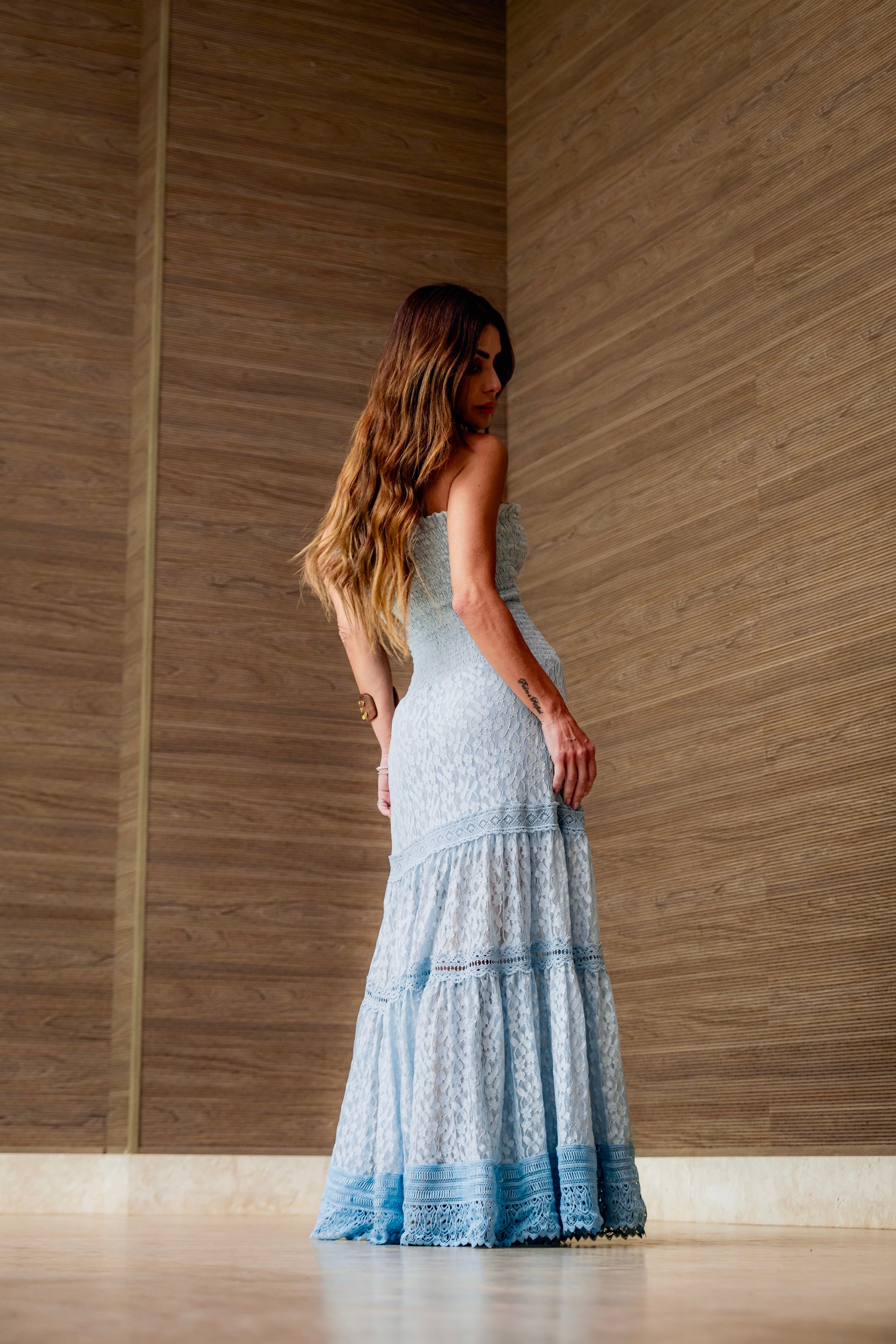 Vestido Tomara que Caia em Lastex com mix de rendas