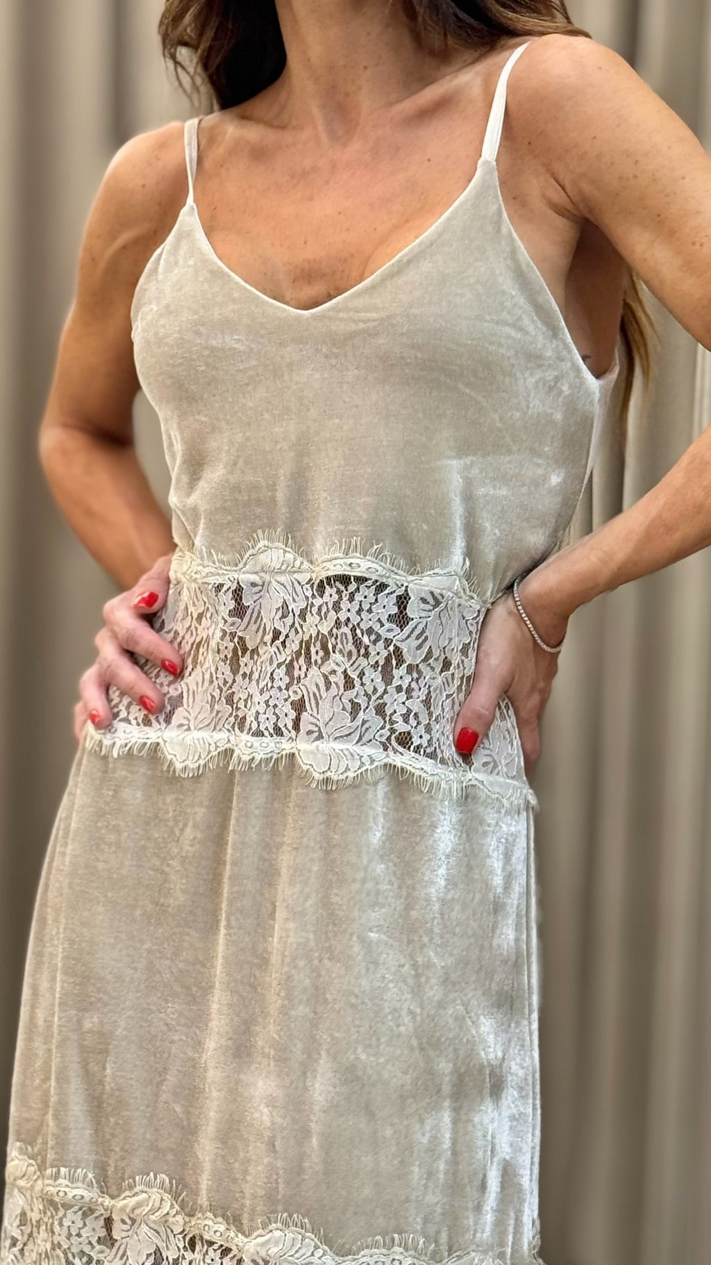 Vestido Veludo Com Detalhes Em Renda