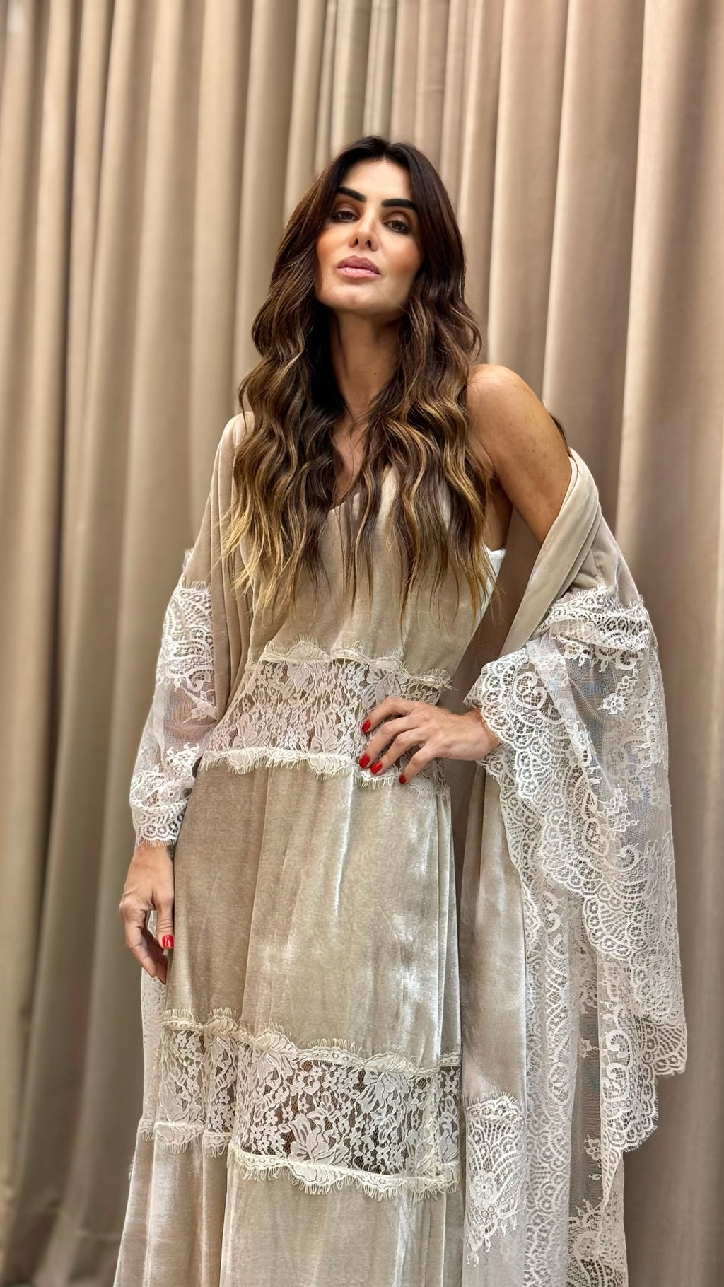 Vestido Veludo Com Detalhes Em Renda