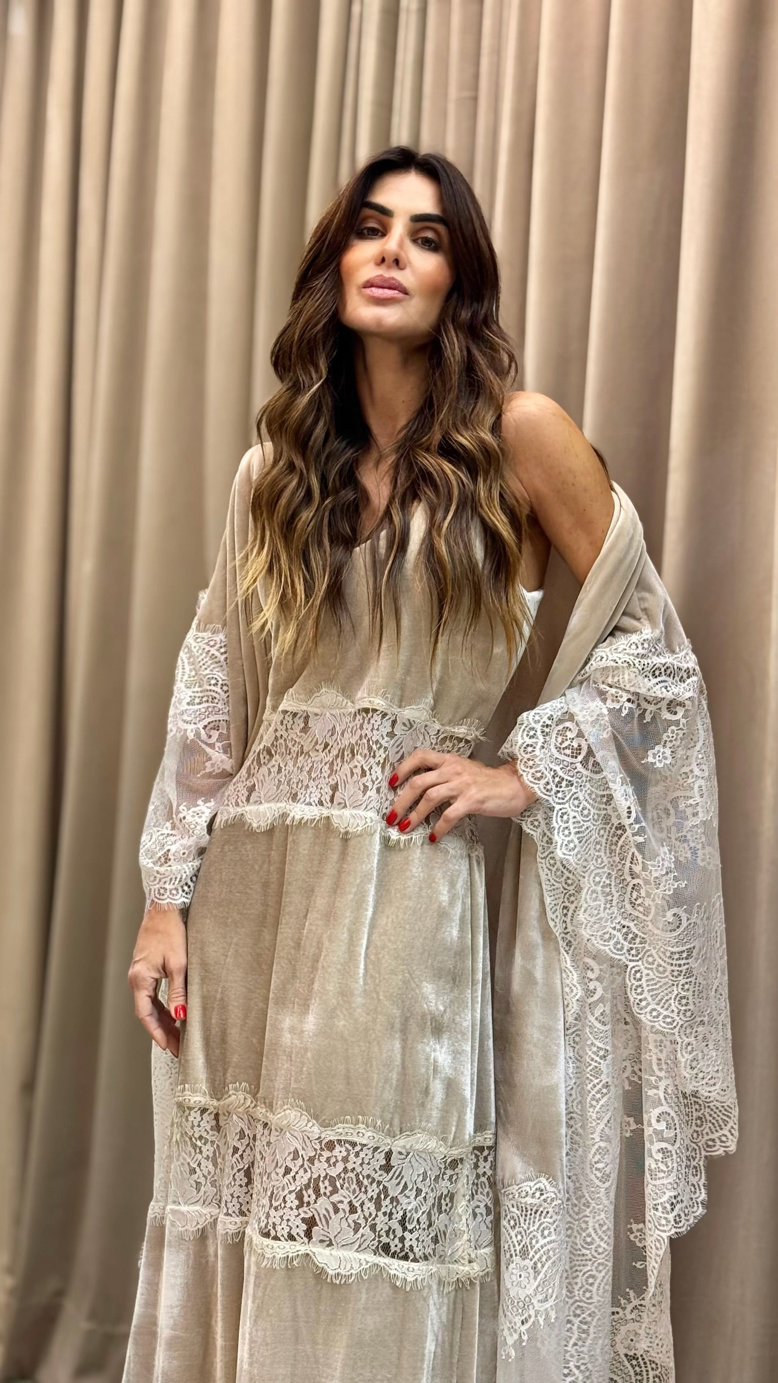 Vestido Veludo Com Detalhes Em Renda