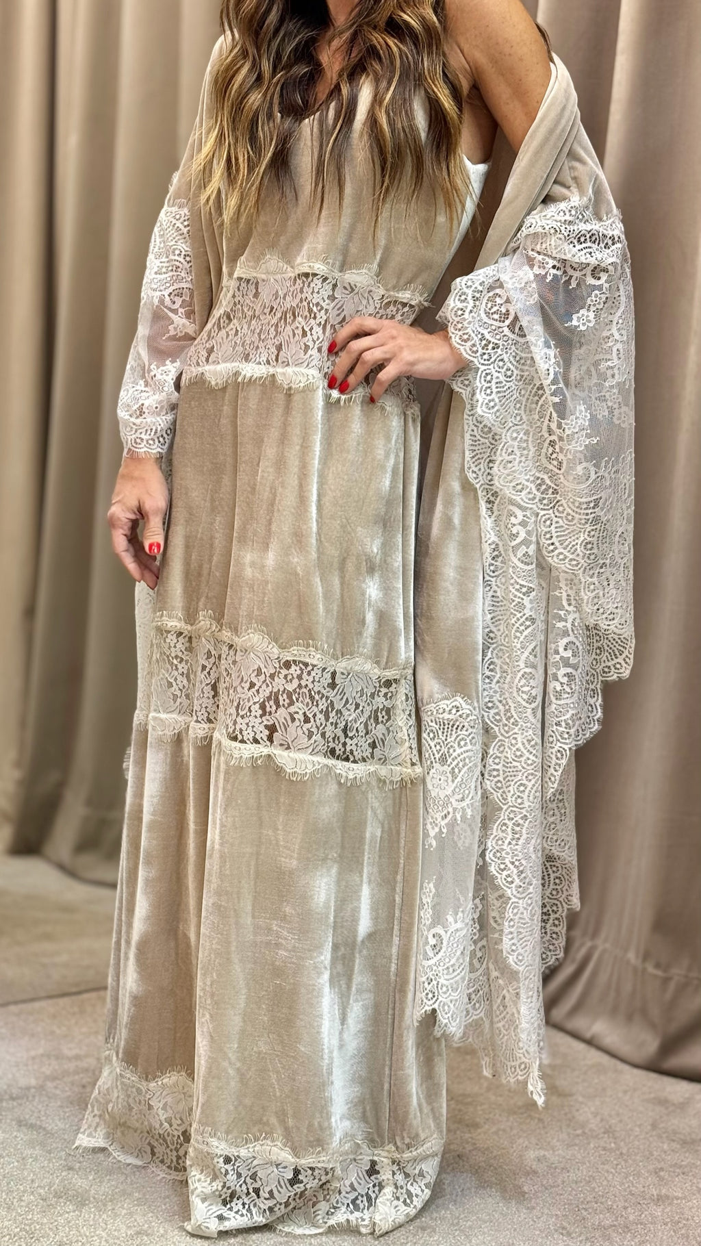 Vestido Veludo Com Detalhes Em Renda