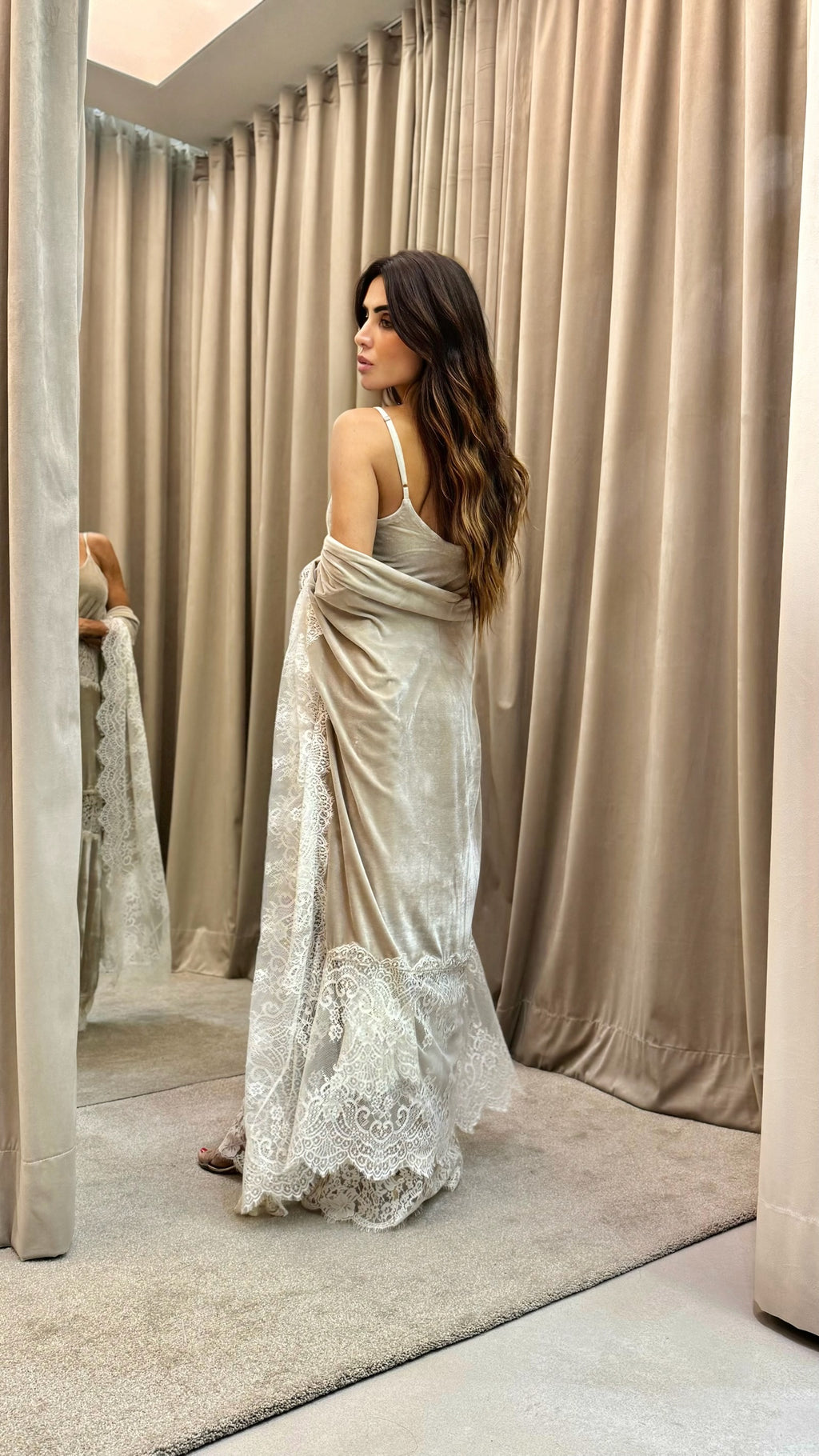 Vestido Veludo Com Detalhes Em Renda