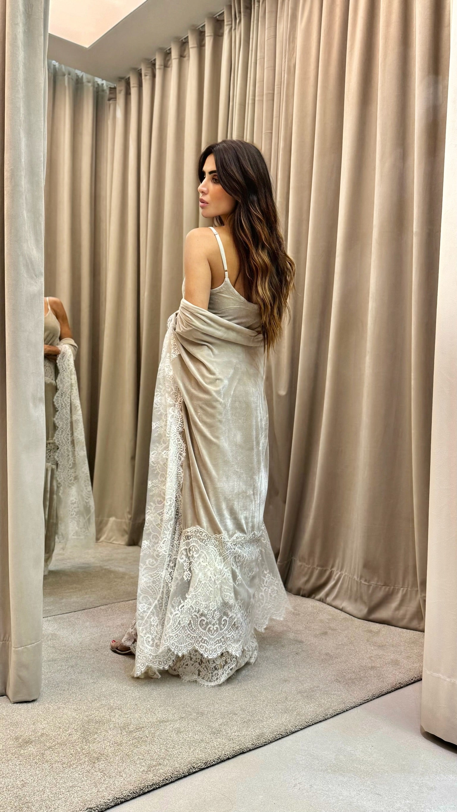 Vestido Veludo Com Detalhes Em Renda