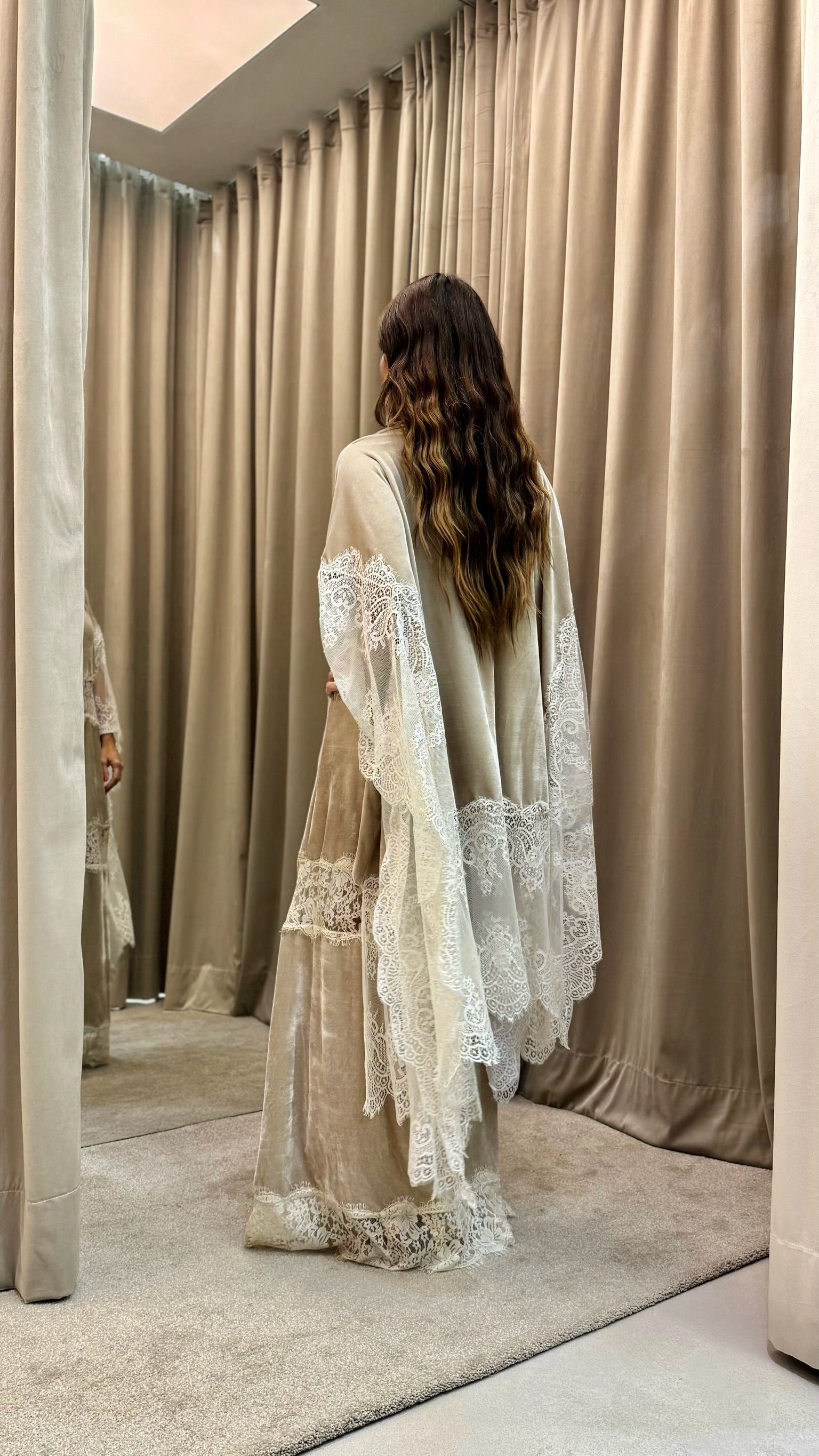 Vestido Veludo Com Detalhes Em Renda