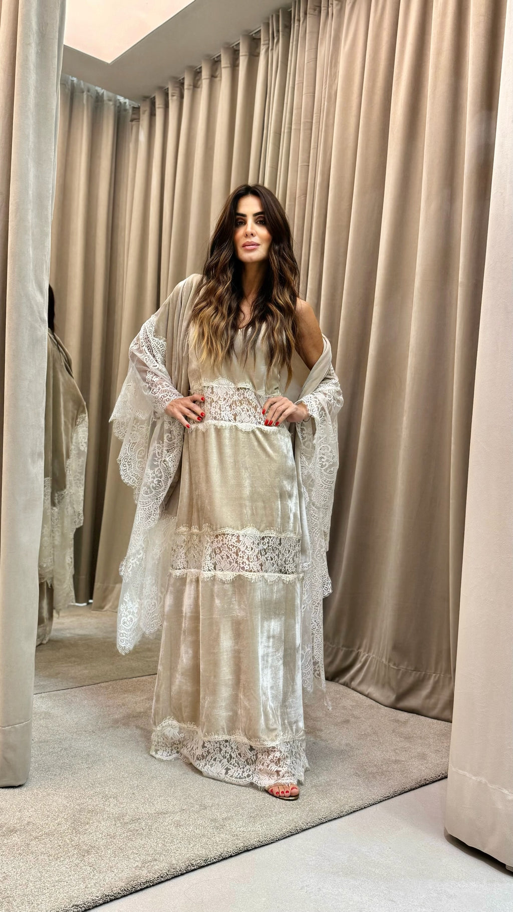 Vestido Veludo Com Detalhes Em Renda