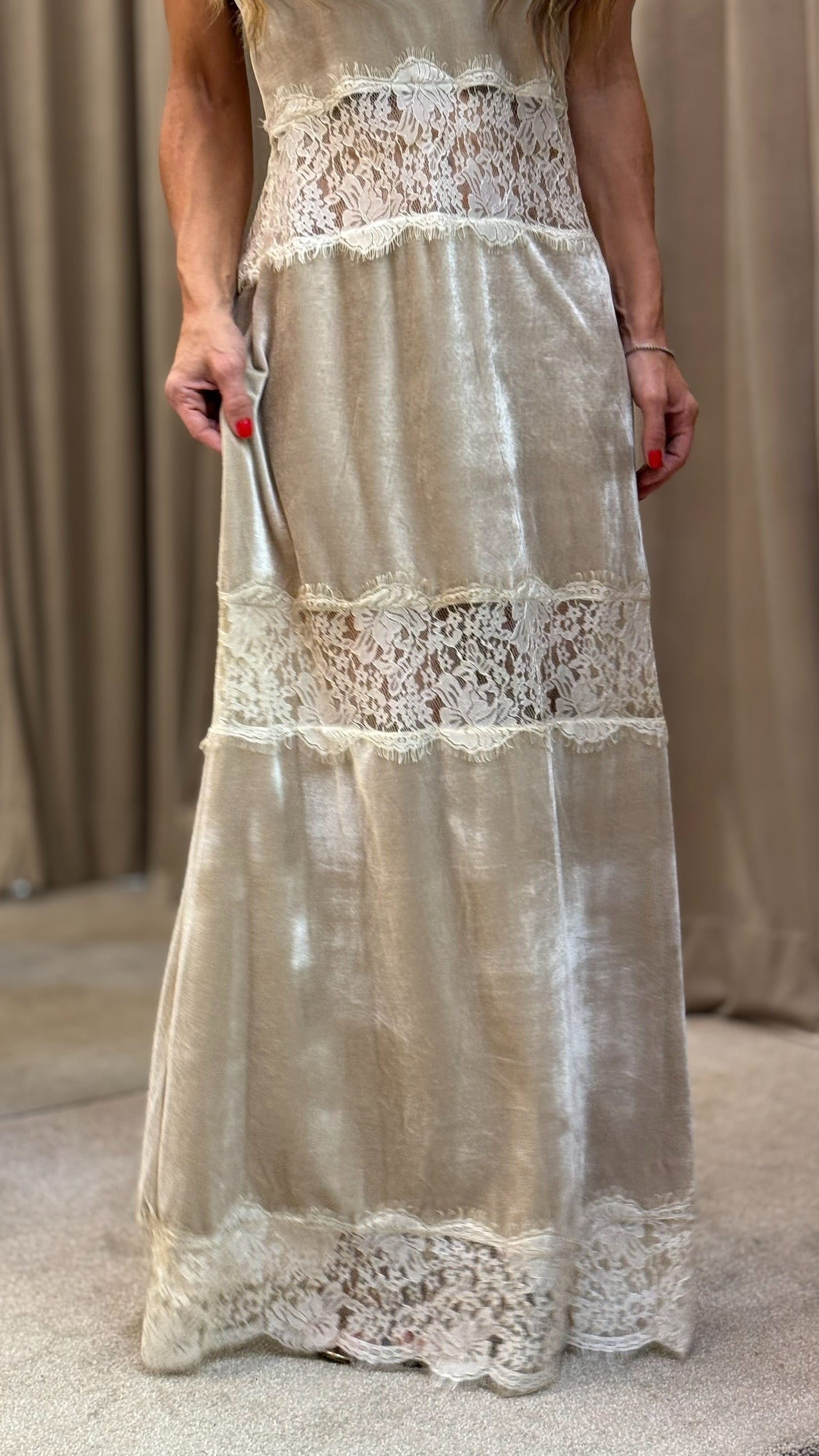 Vestido Veludo Com Detalhes Em Renda