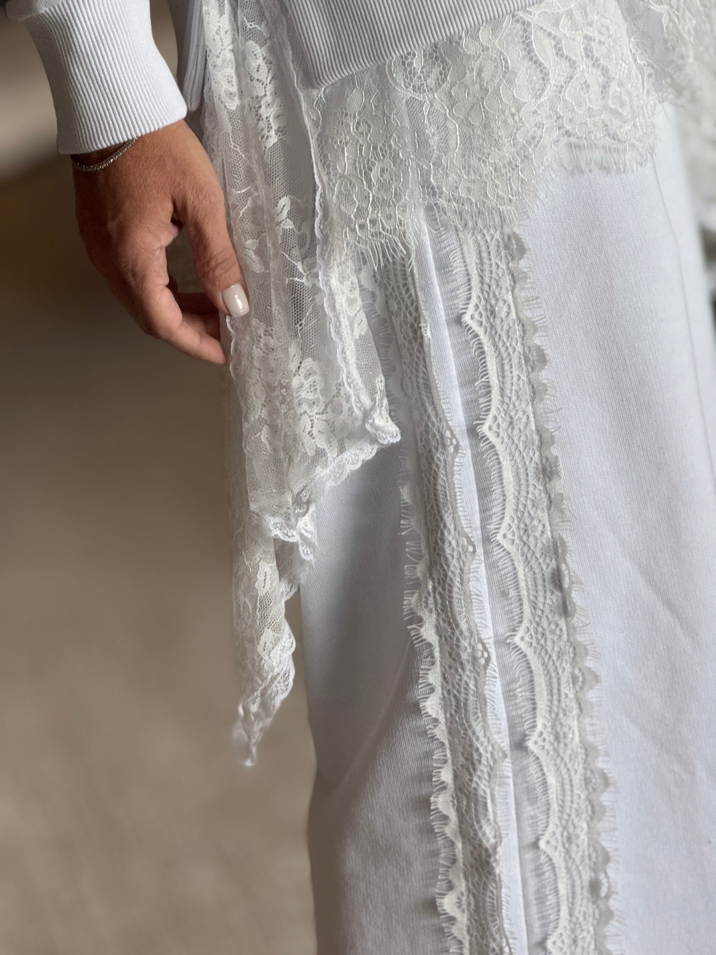 Conjunto Moletom Calça Pantalona e Detalhes em Renda