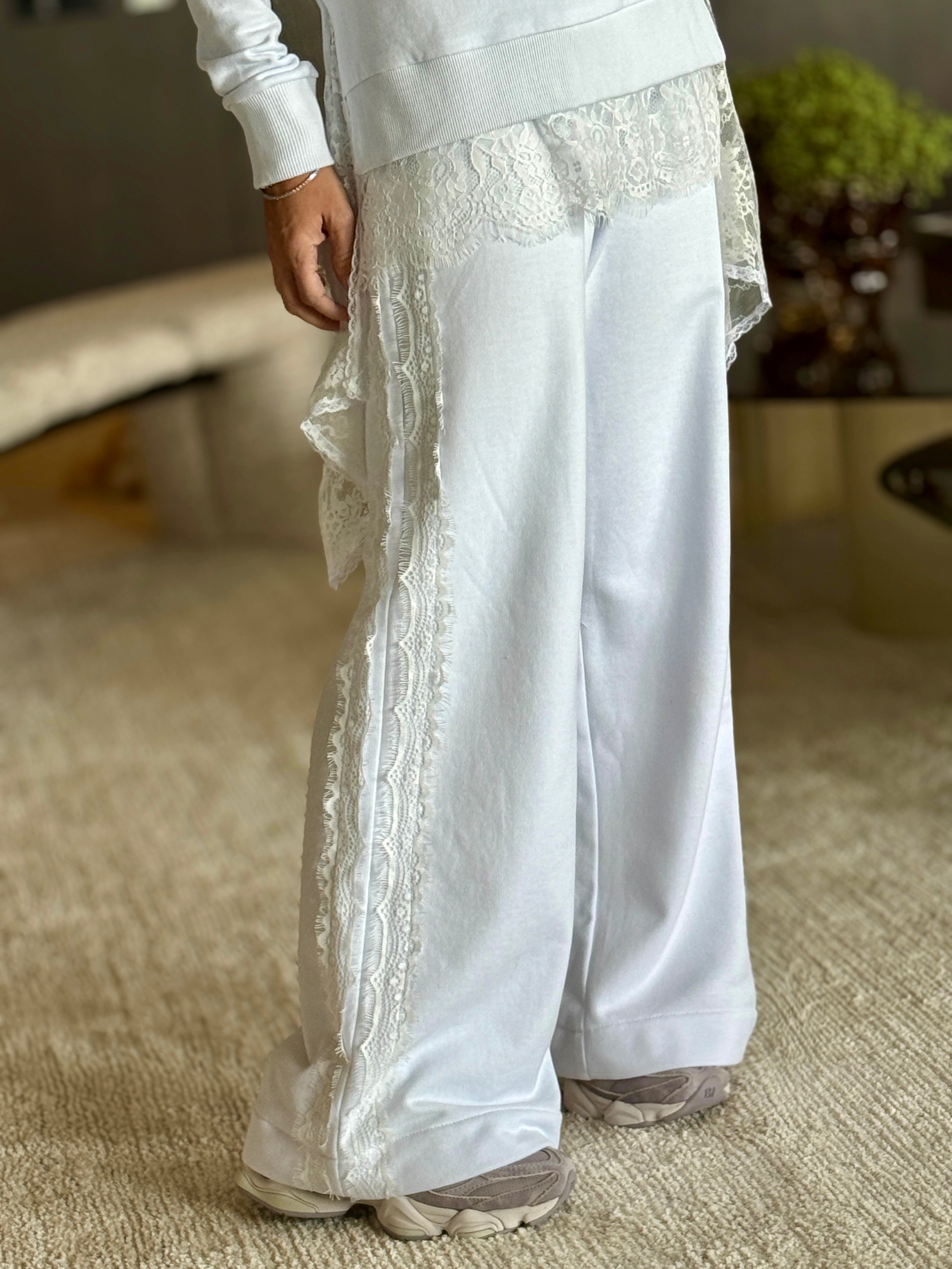 Conjunto Moletom Calça Pantalona e Detalhes em Renda