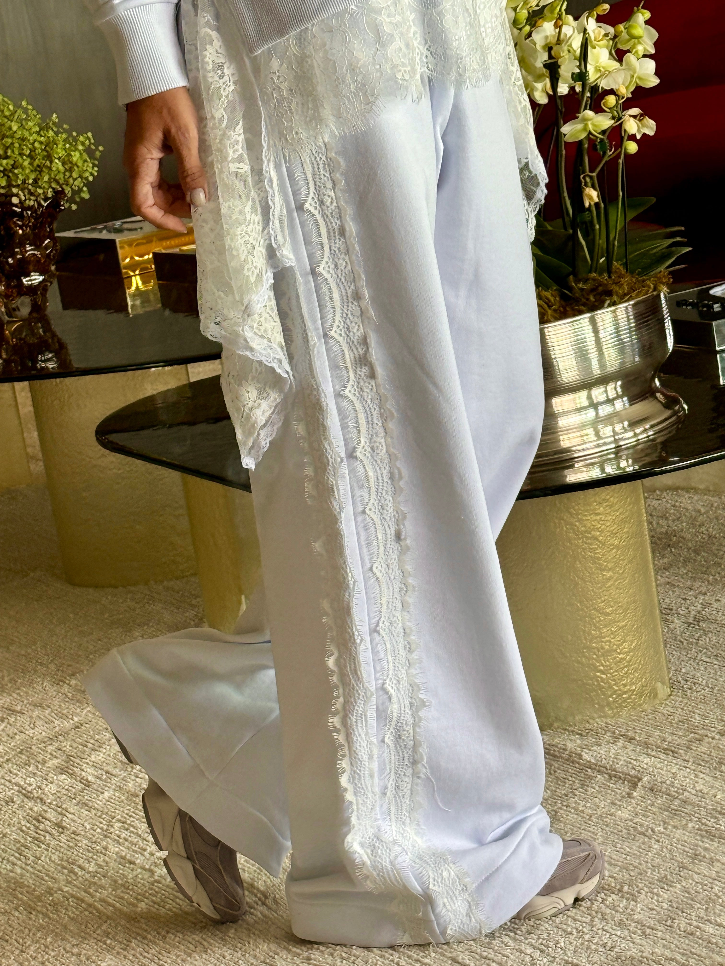 Conjunto Moletom Calça Pantalona e Detalhes em Renda