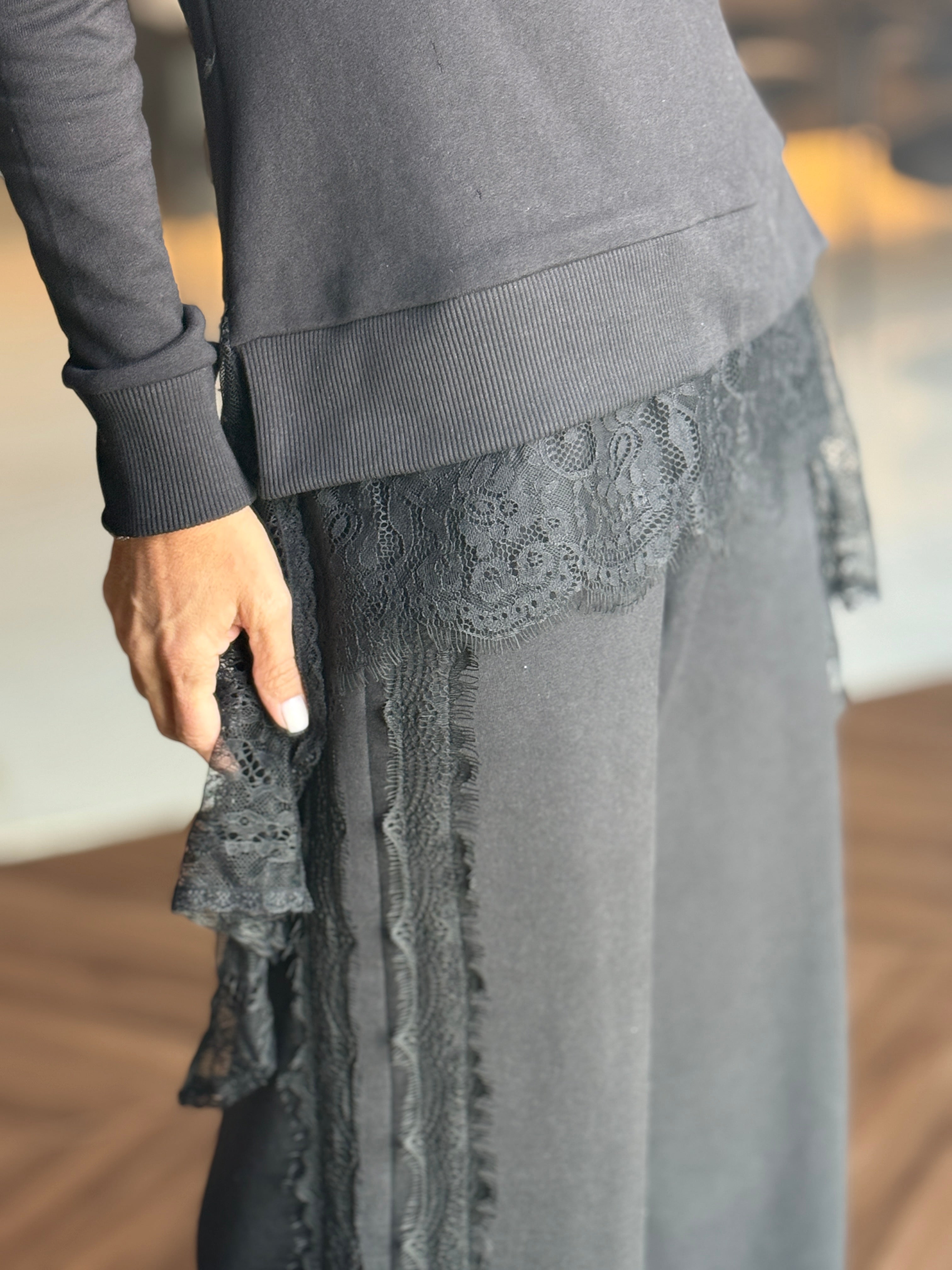 Conjunto Moletom Calça Pantalona e Detalhes em Renda