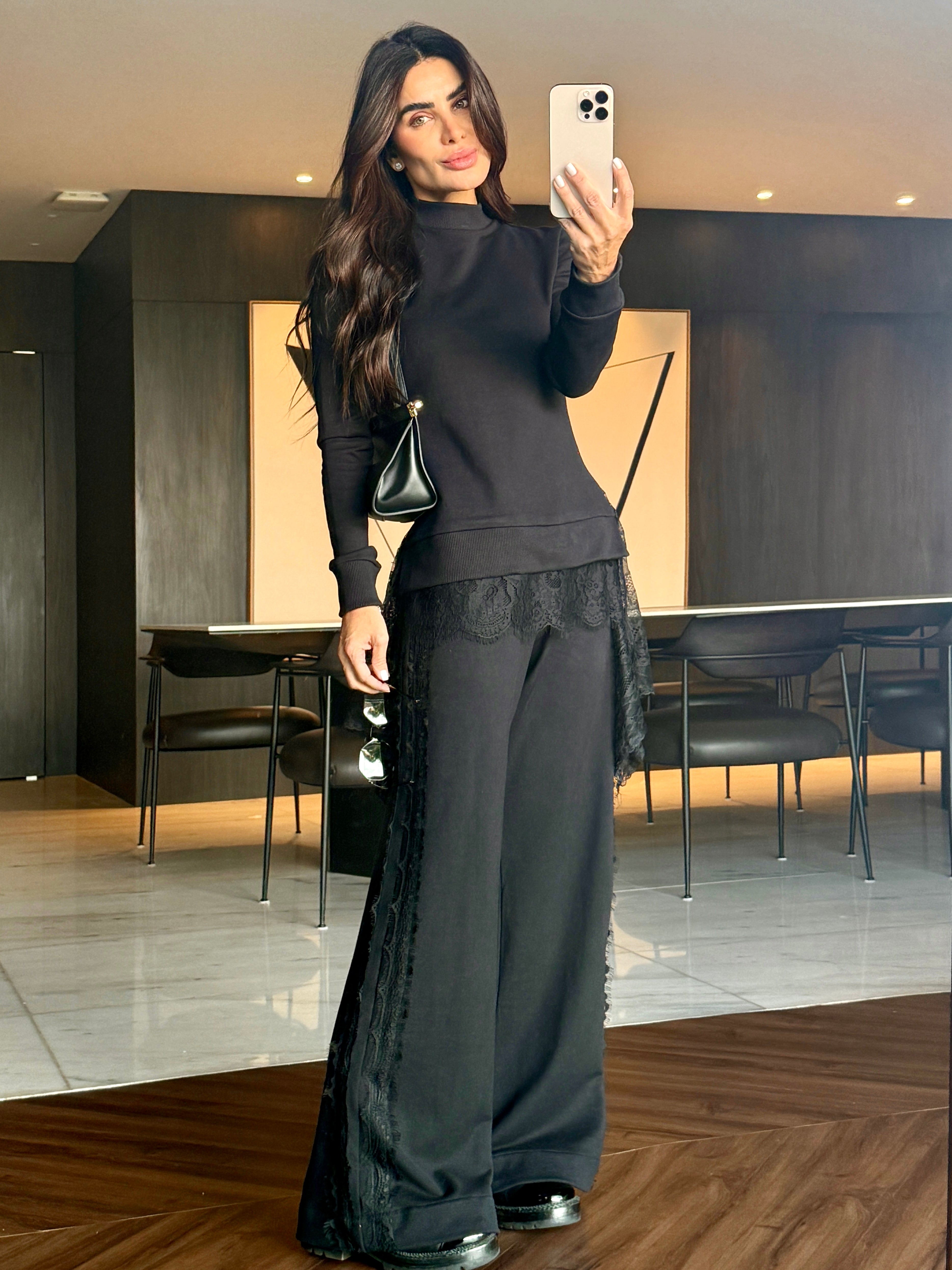 Conjunto Moletom Calça Pantalona e Detalhes em Renda