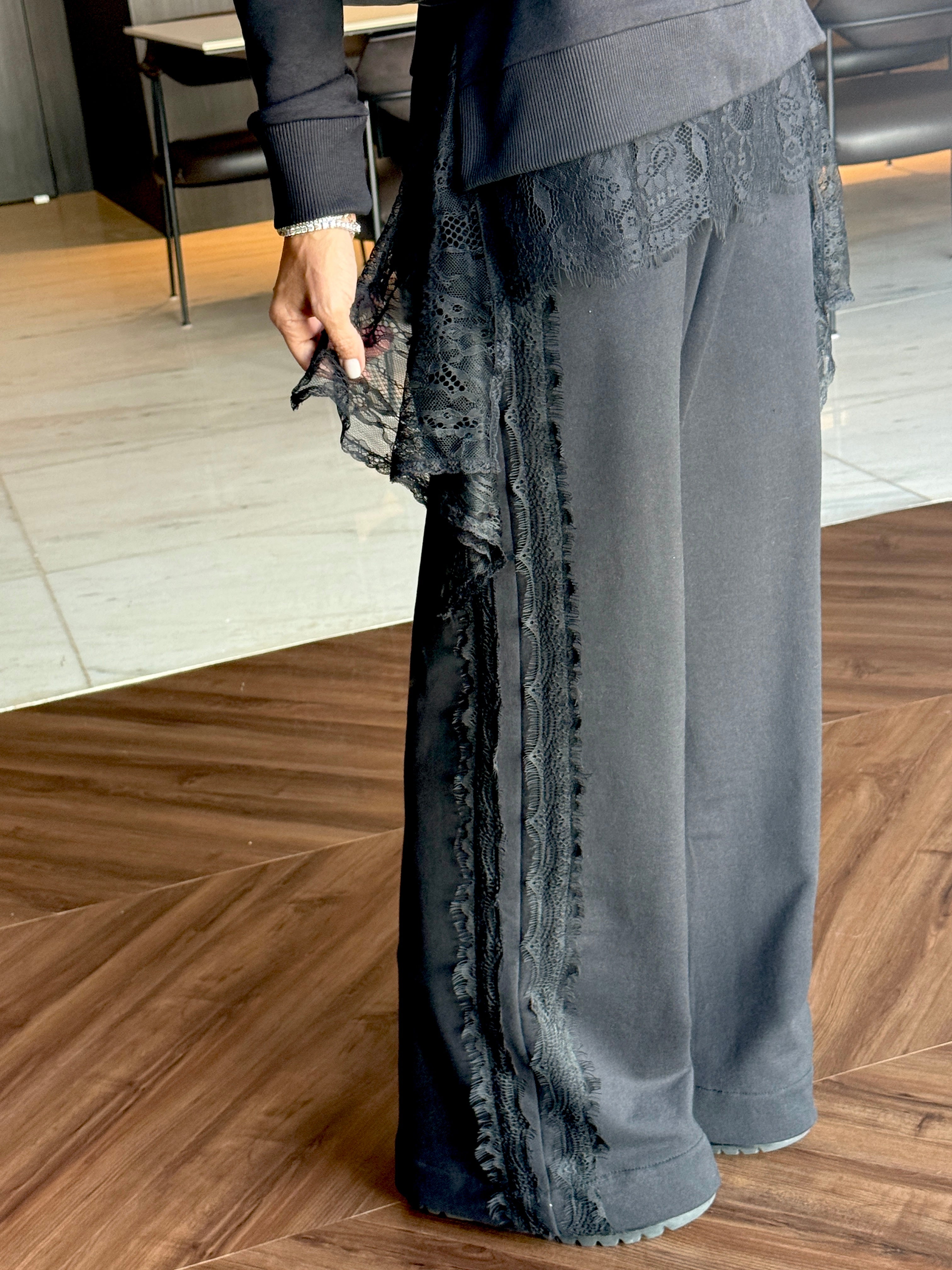 Conjunto Moletom Calça Pantalona e Detalhes em Renda