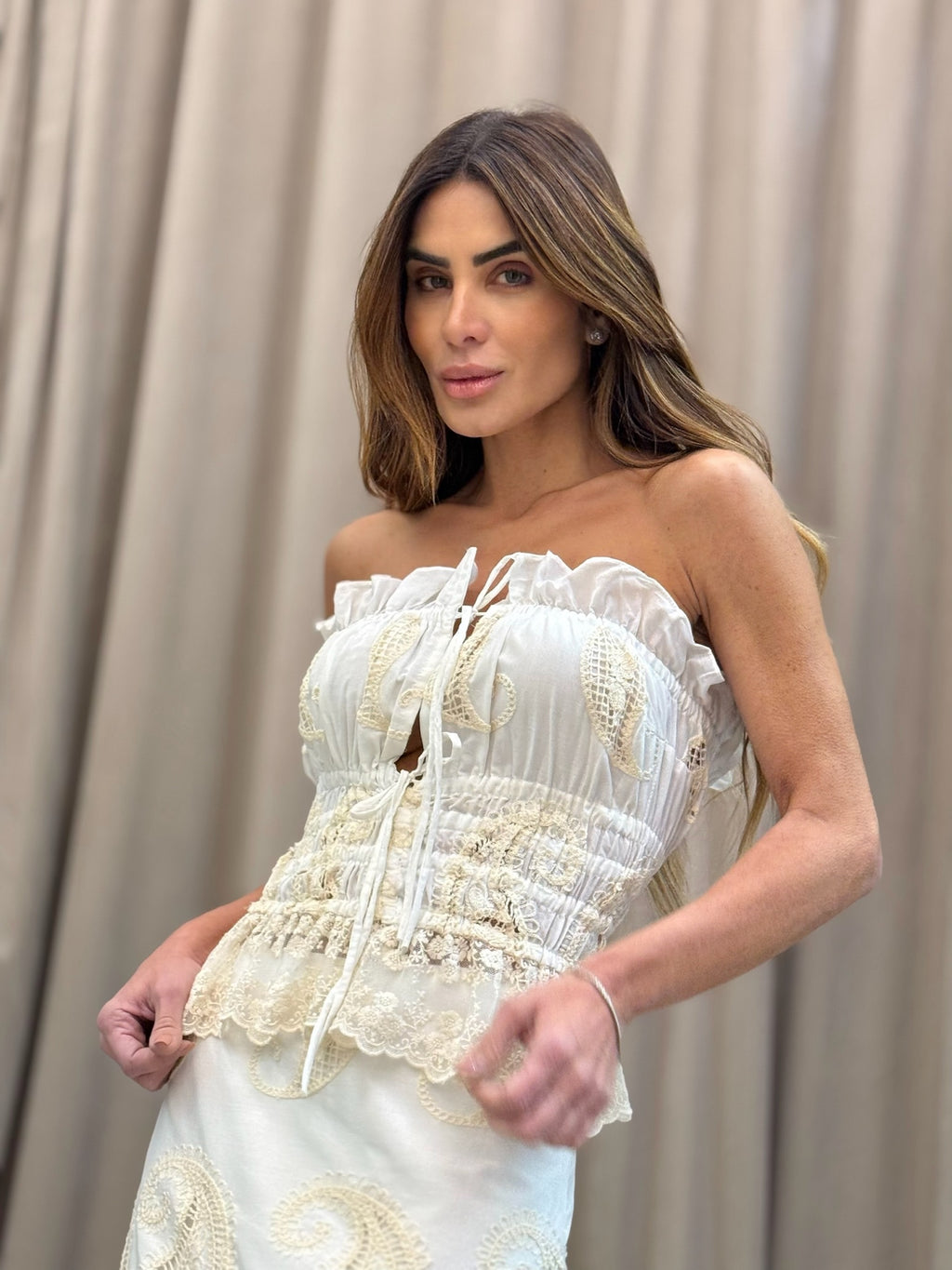 Conjunto  Top E Saia Longa Em Laise Com Entremeio De Renda Em Tule