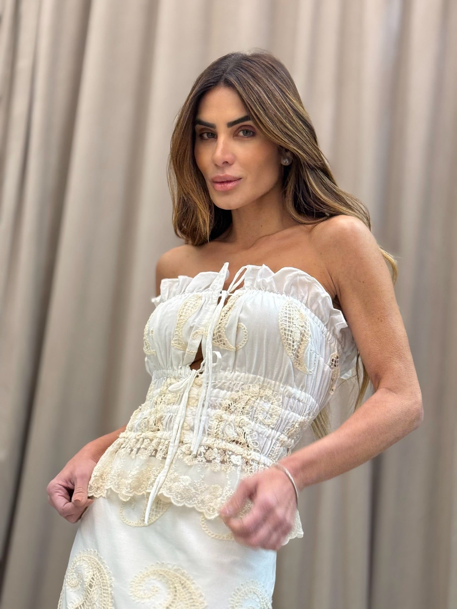 Conjunto  Top E Saia Longa Em Laise Com Entremeio De Renda Em Tule