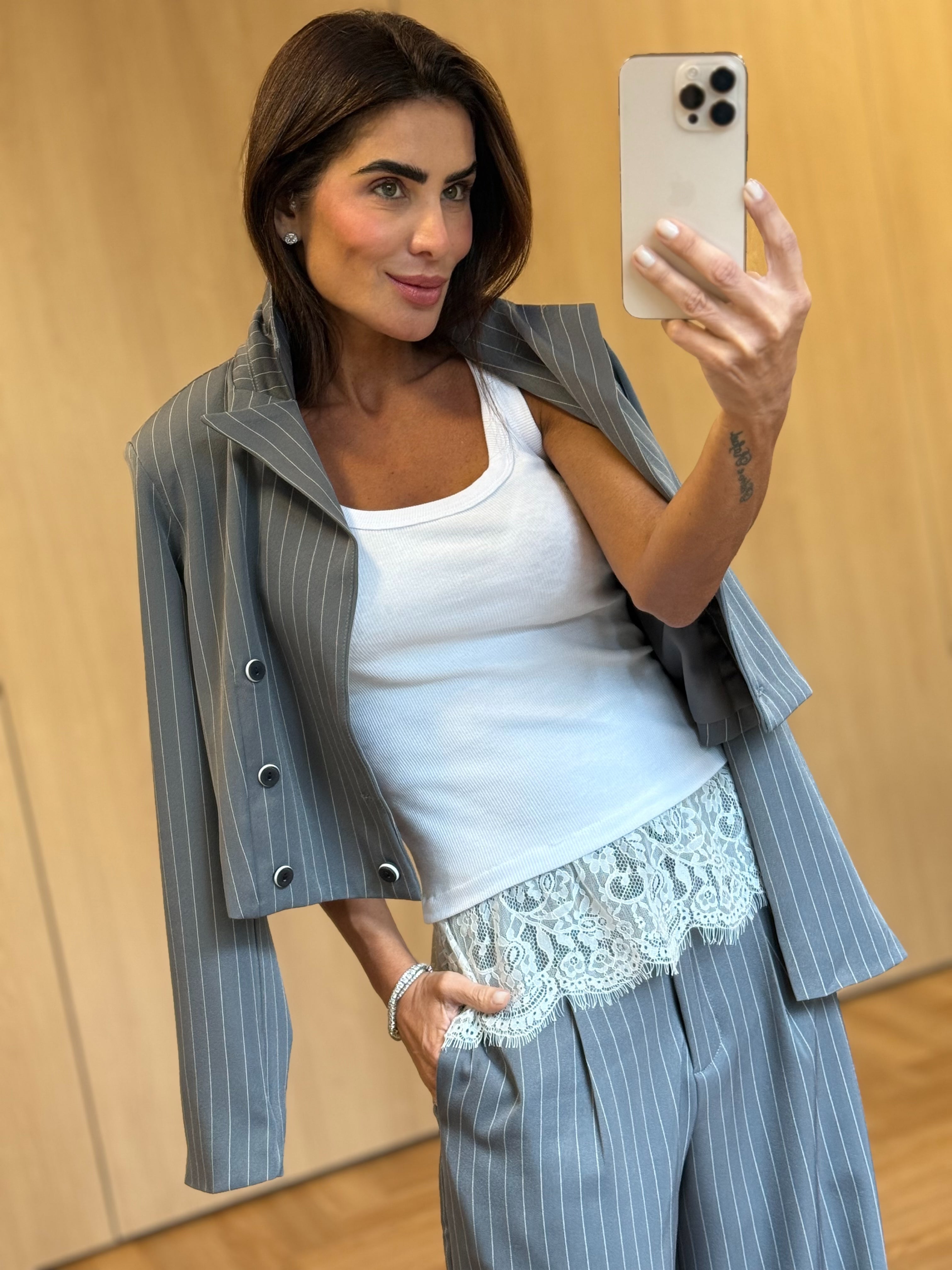 CONJUNTO ALFAIATARIA CALÇA RETA E BLAZER RISCA DE GIZ