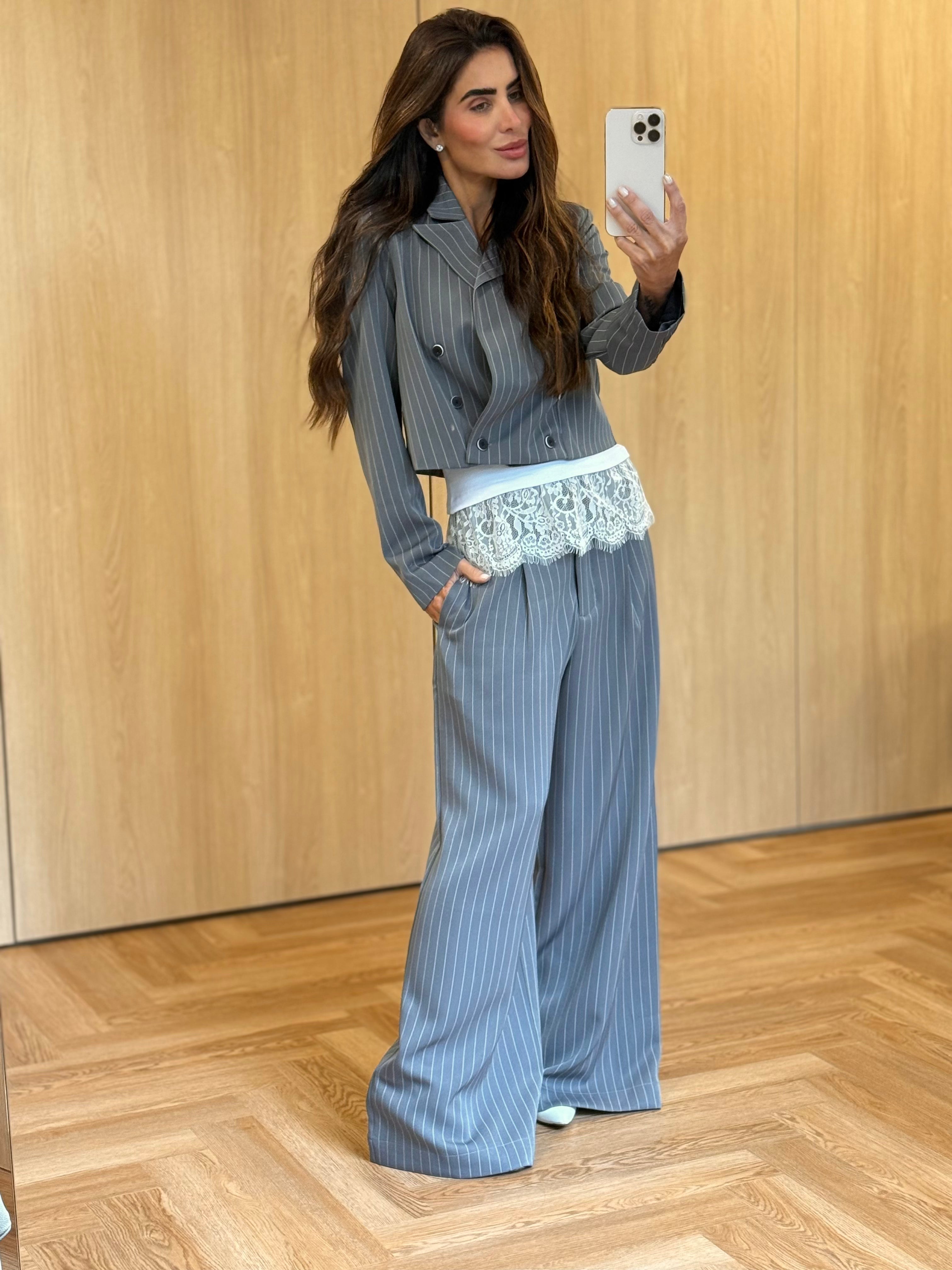 CONJUNTO ALFAIATARIA CALÇA RETA E BLAZER RISCA DE GIZ