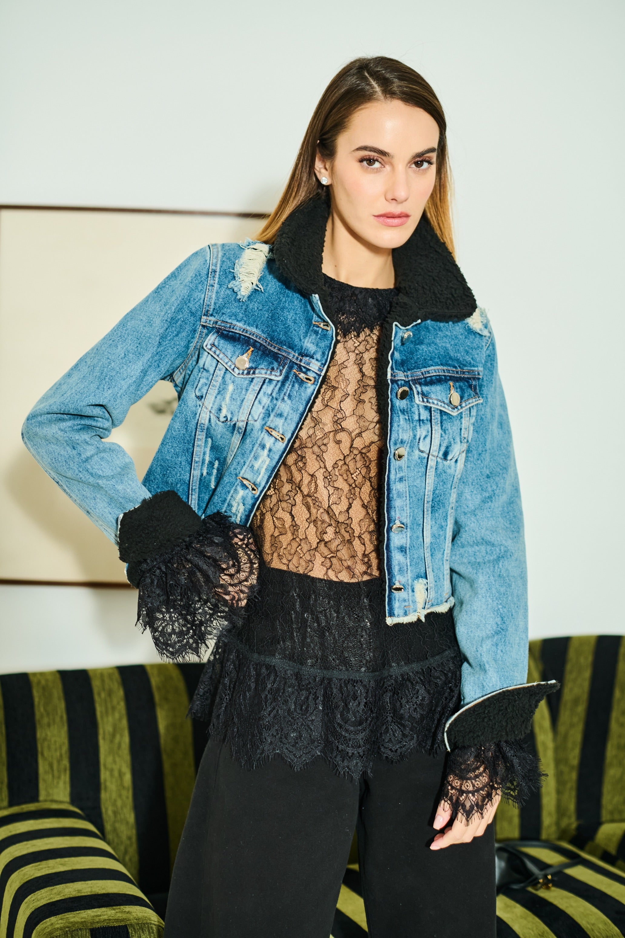 Jaqueta Jeans Gola e Punho em Pelo