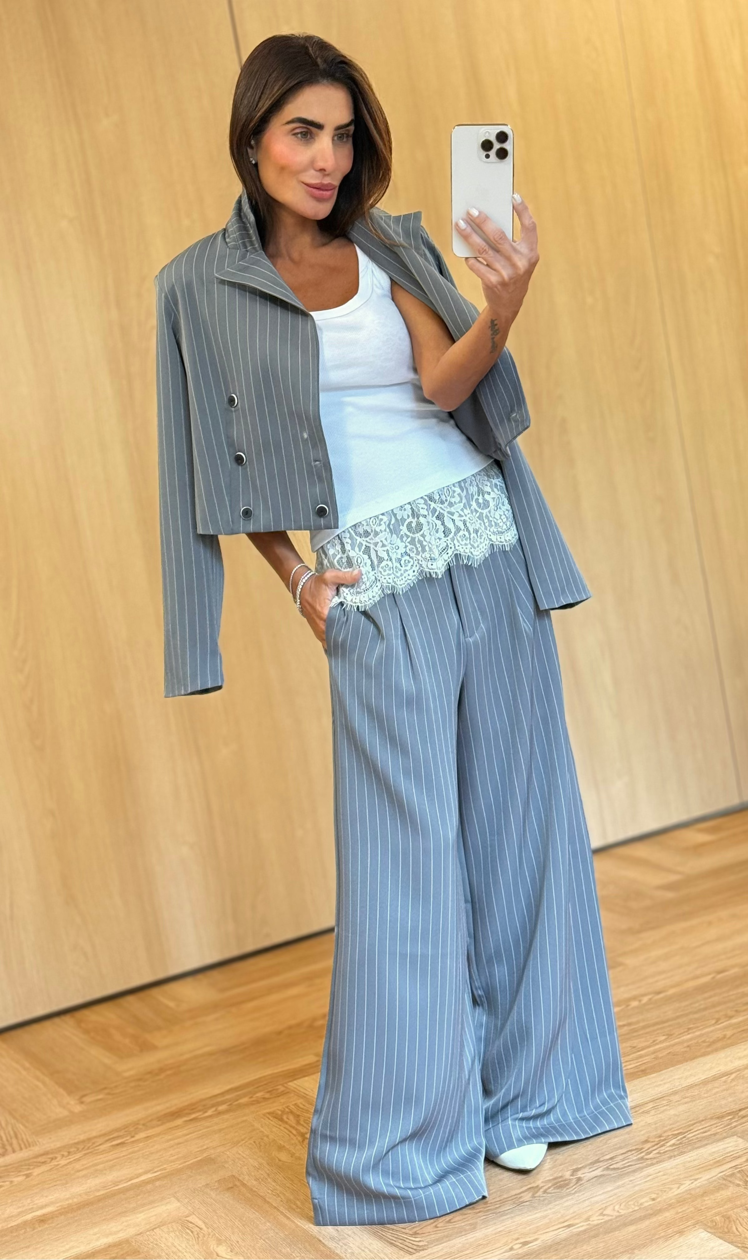 CONJUNTO ALFAIATARIA CALÇA RETA E BLAZER RISCA DE GIZ