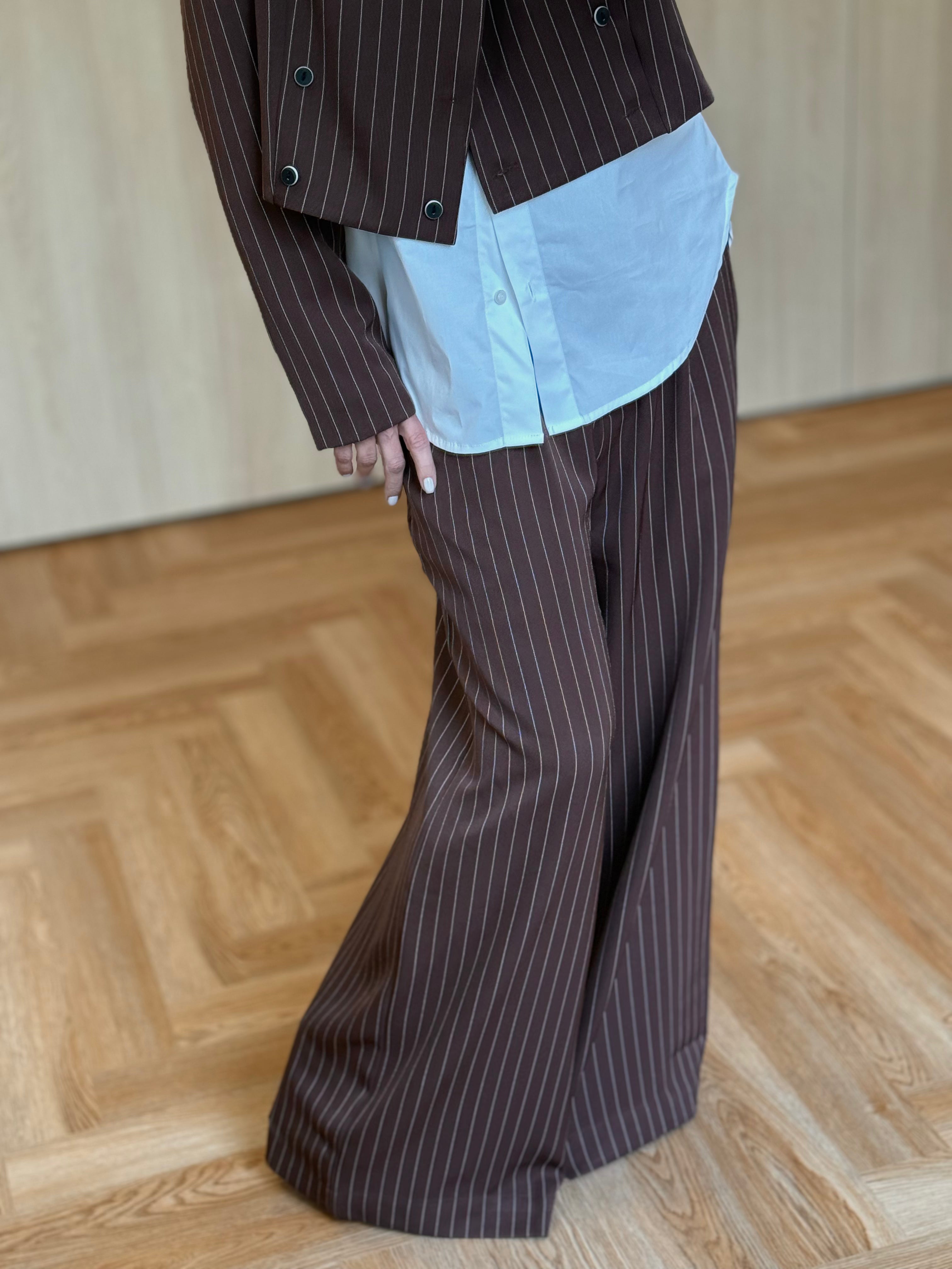 CONJUNTO ALFAIATARIA CALÇA RETA E BLAZER RISCA DE GIZ