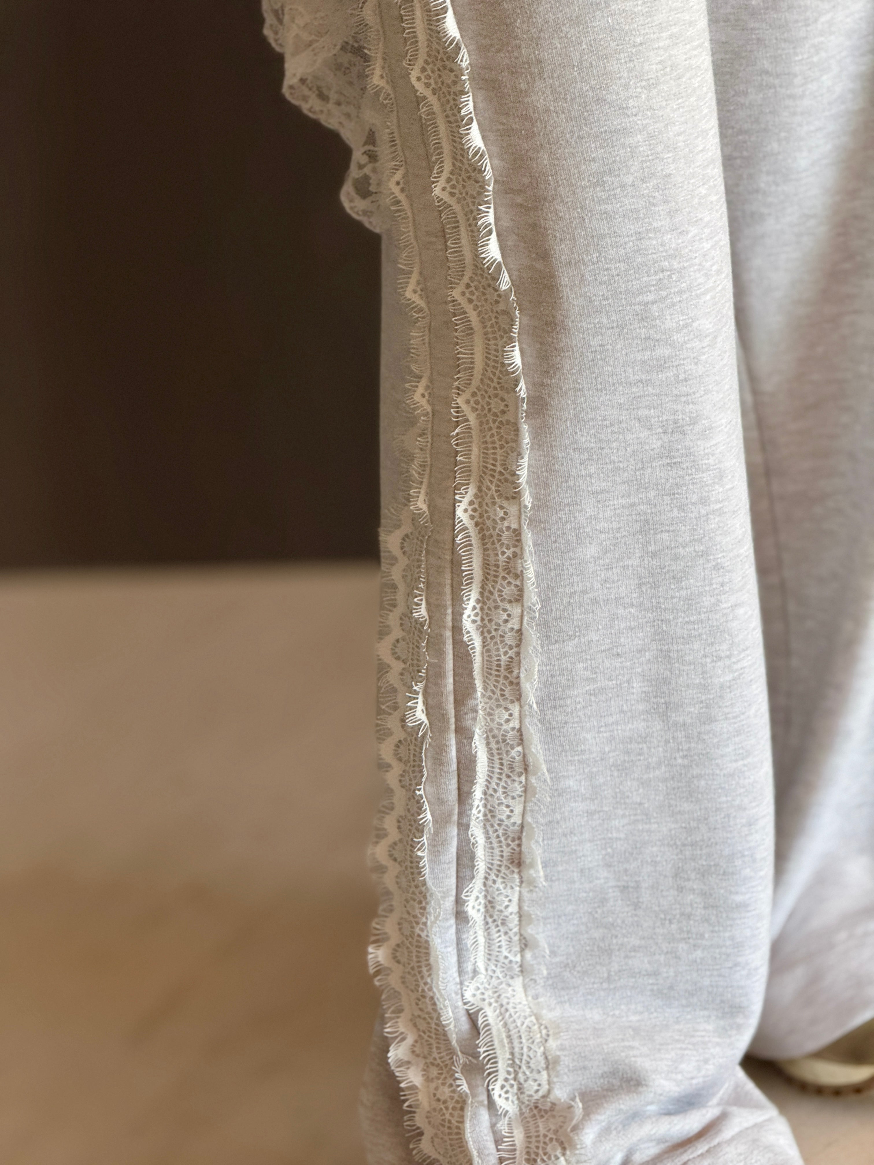 Conjunto Moletom Calça Pantalona e Detalhes em Renda