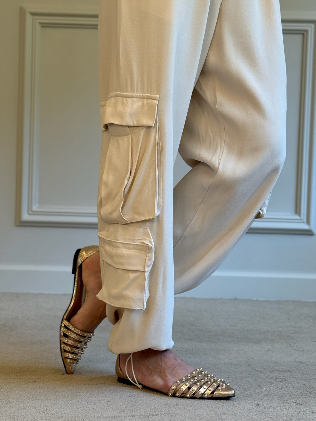 Calça De Crepe Com Regulagem Na Perna E Bolsos