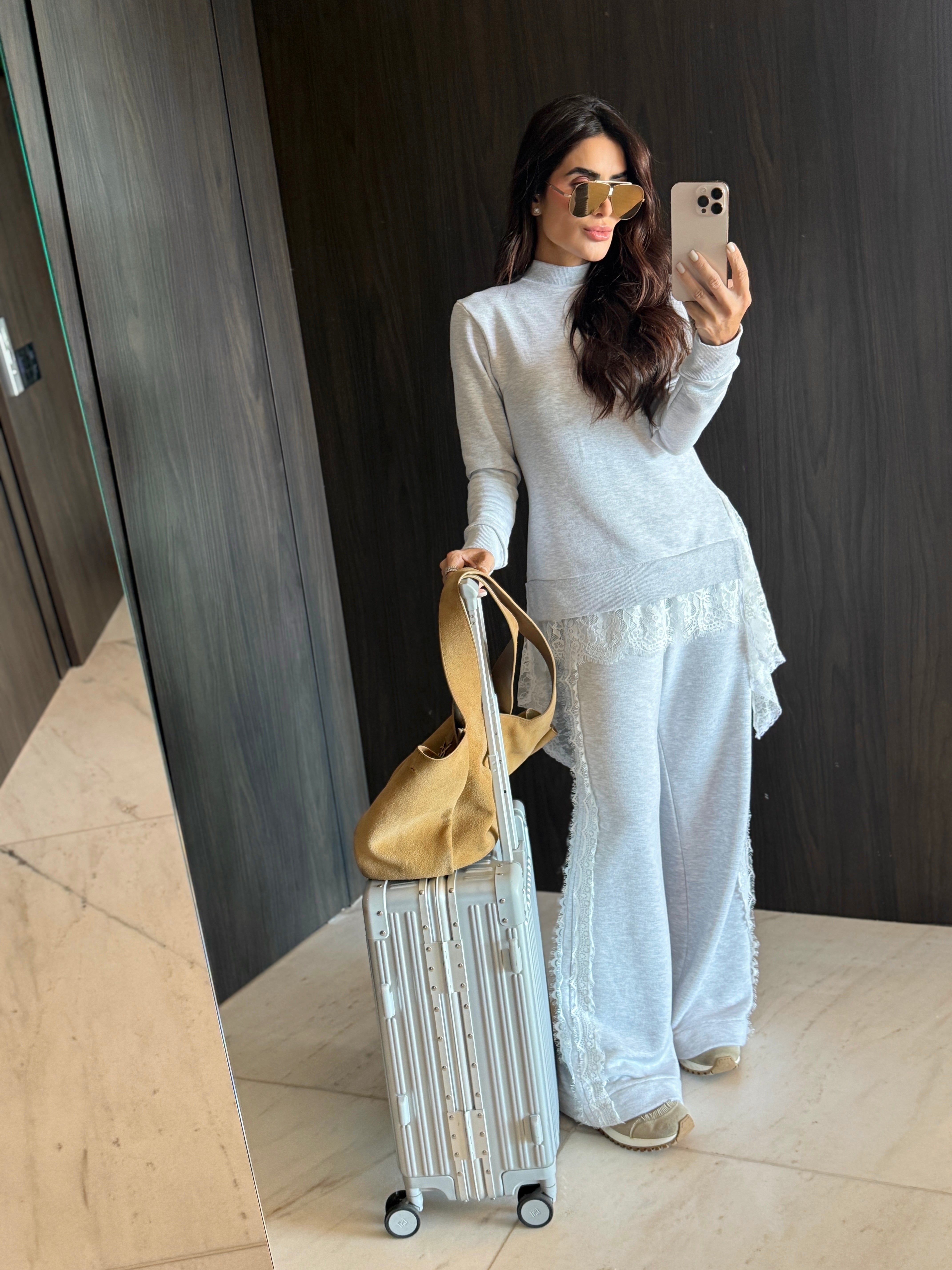 Conjunto Moletom Calça Pantalona e Detalhes em Renda