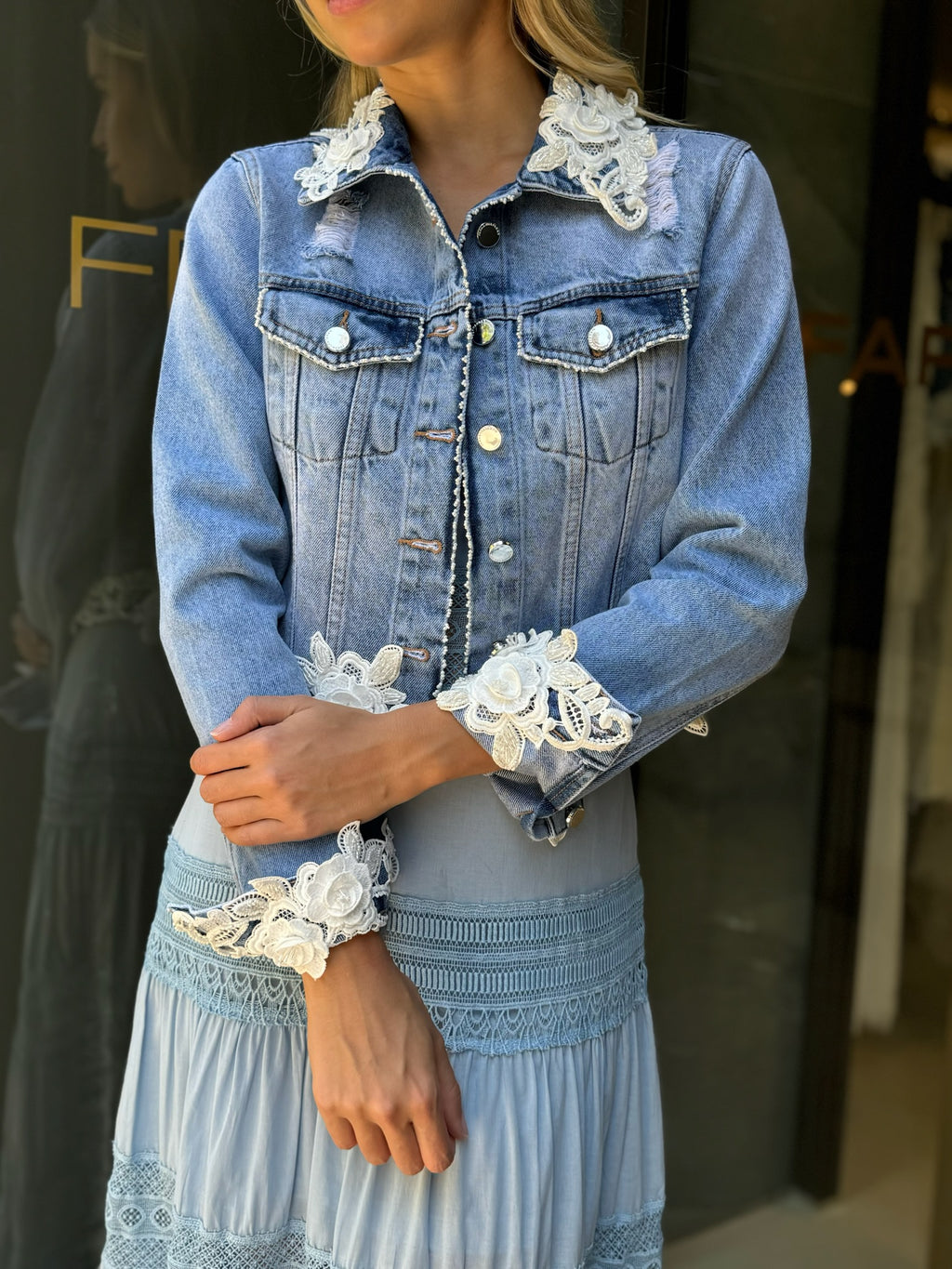 Jaqueta Jeans Bordada Com Renda Gola E Punho