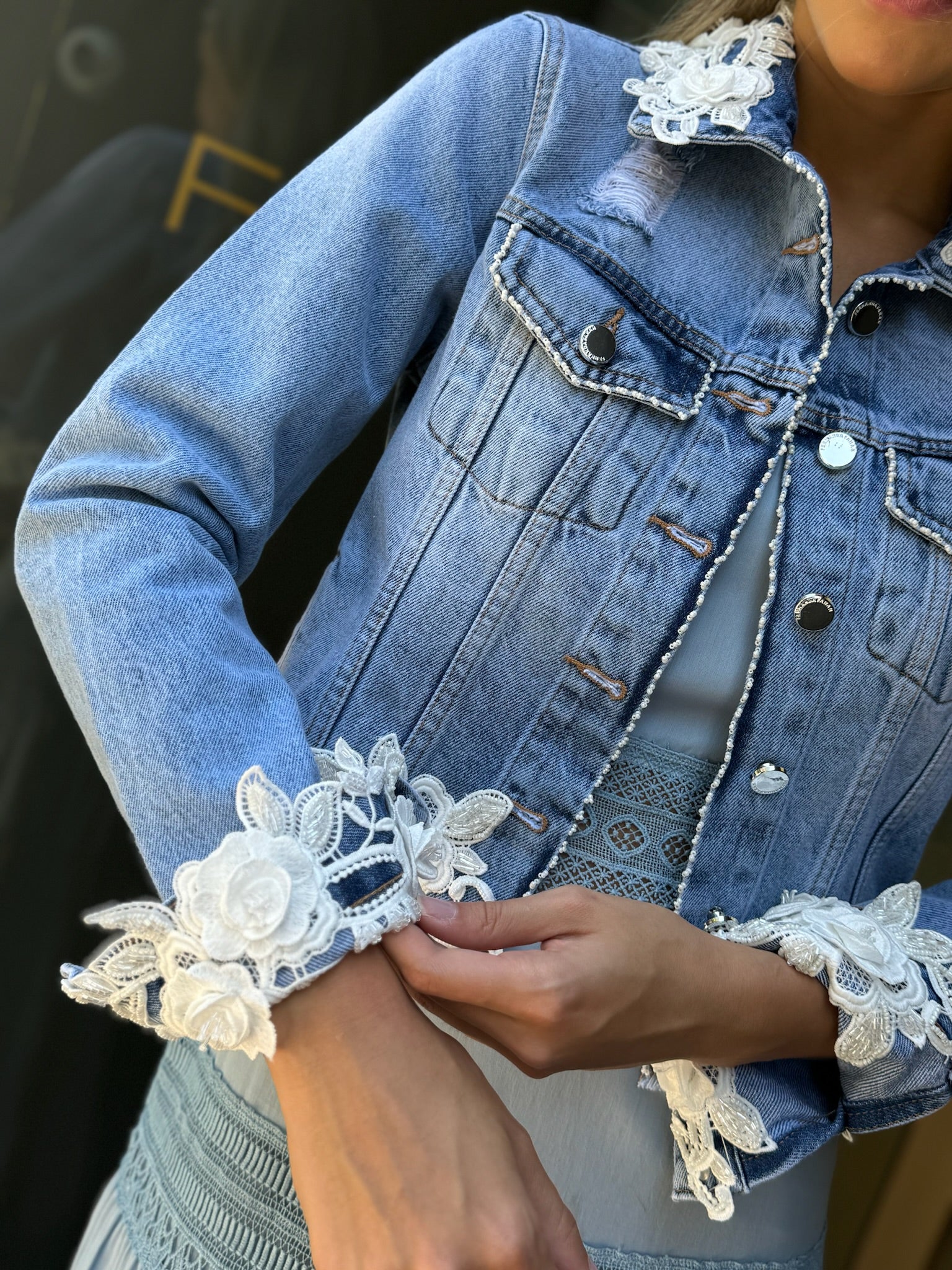 Jaqueta Jeans Bordada Com Renda Gola E Punho