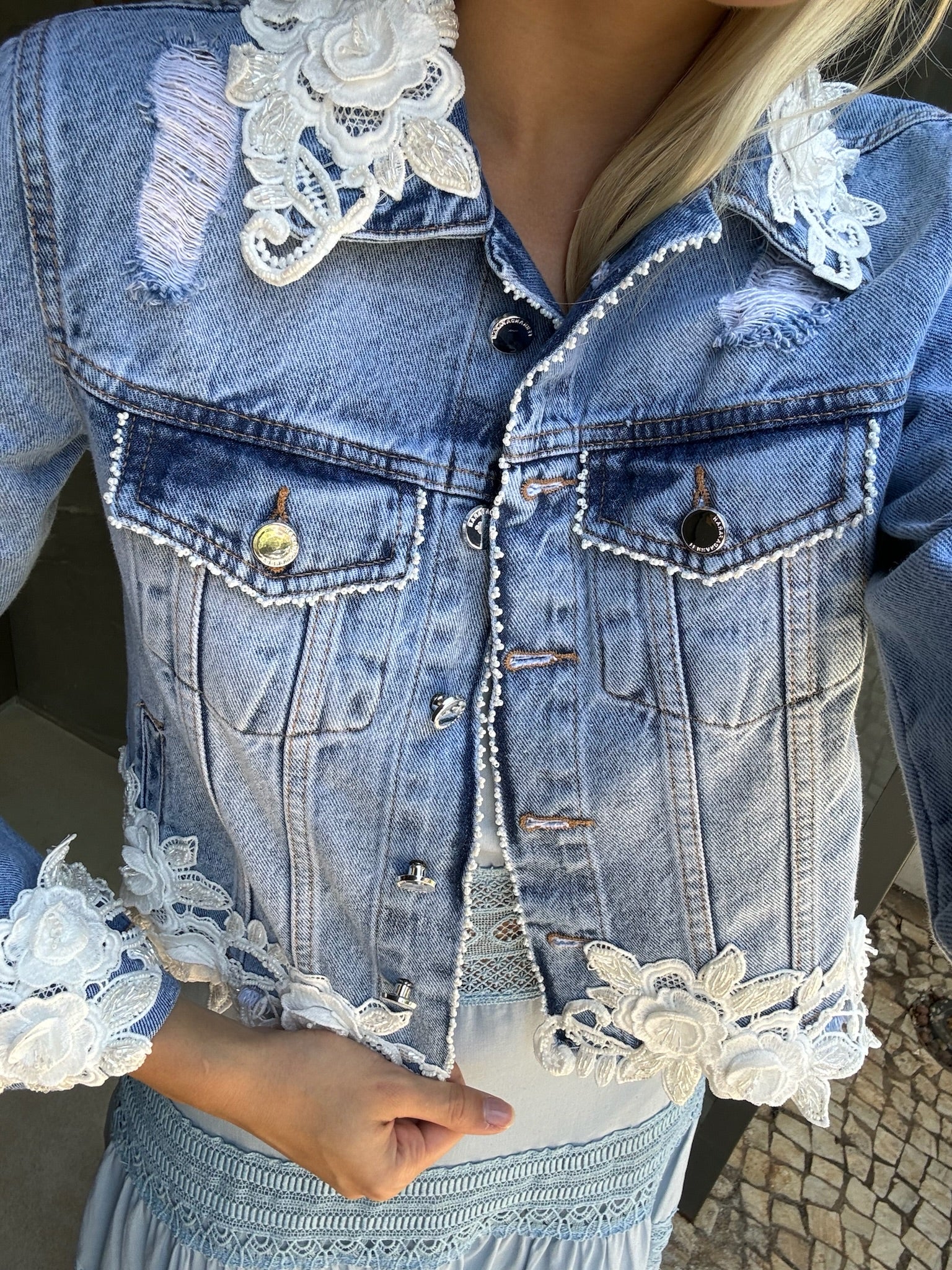 Jaqueta Jeans Bordada Com Renda Gola E Punho