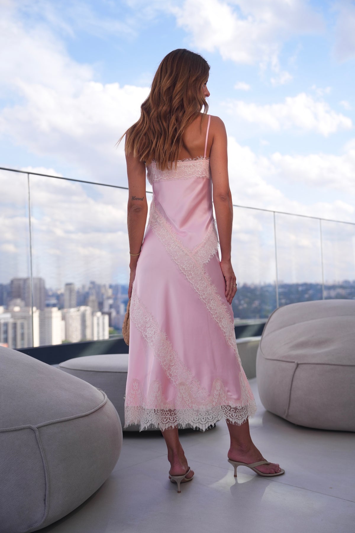 Vestido em Cetim com Renda