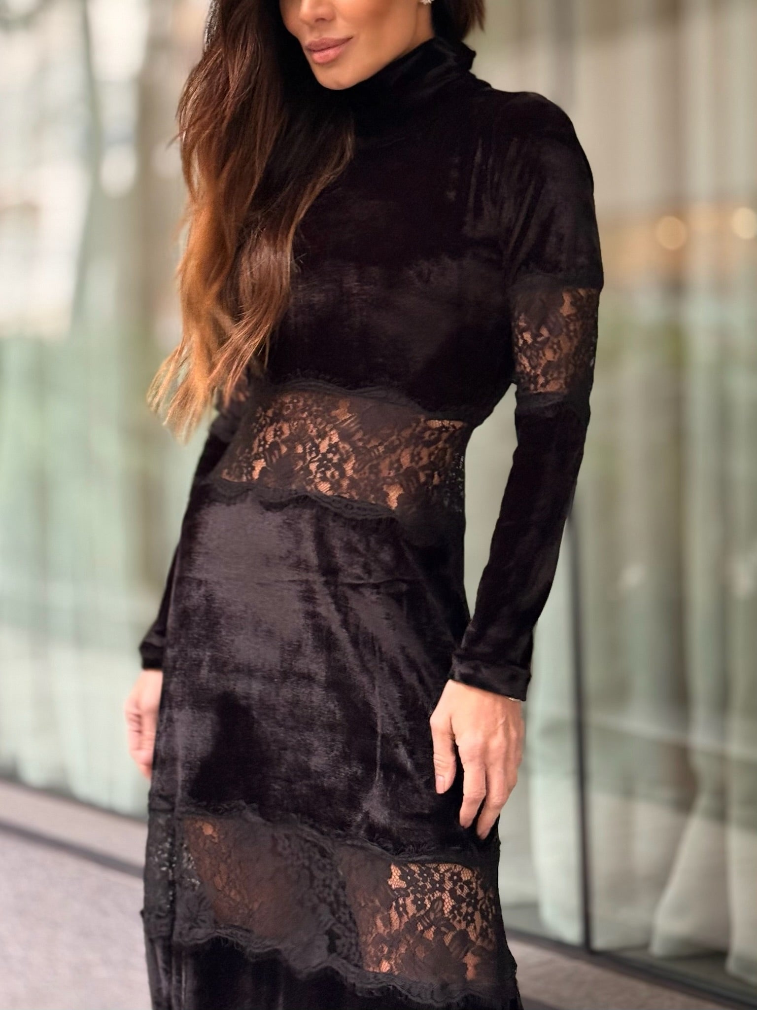 Vestido Veludo Manga Longa Com Detalhes Em Renda