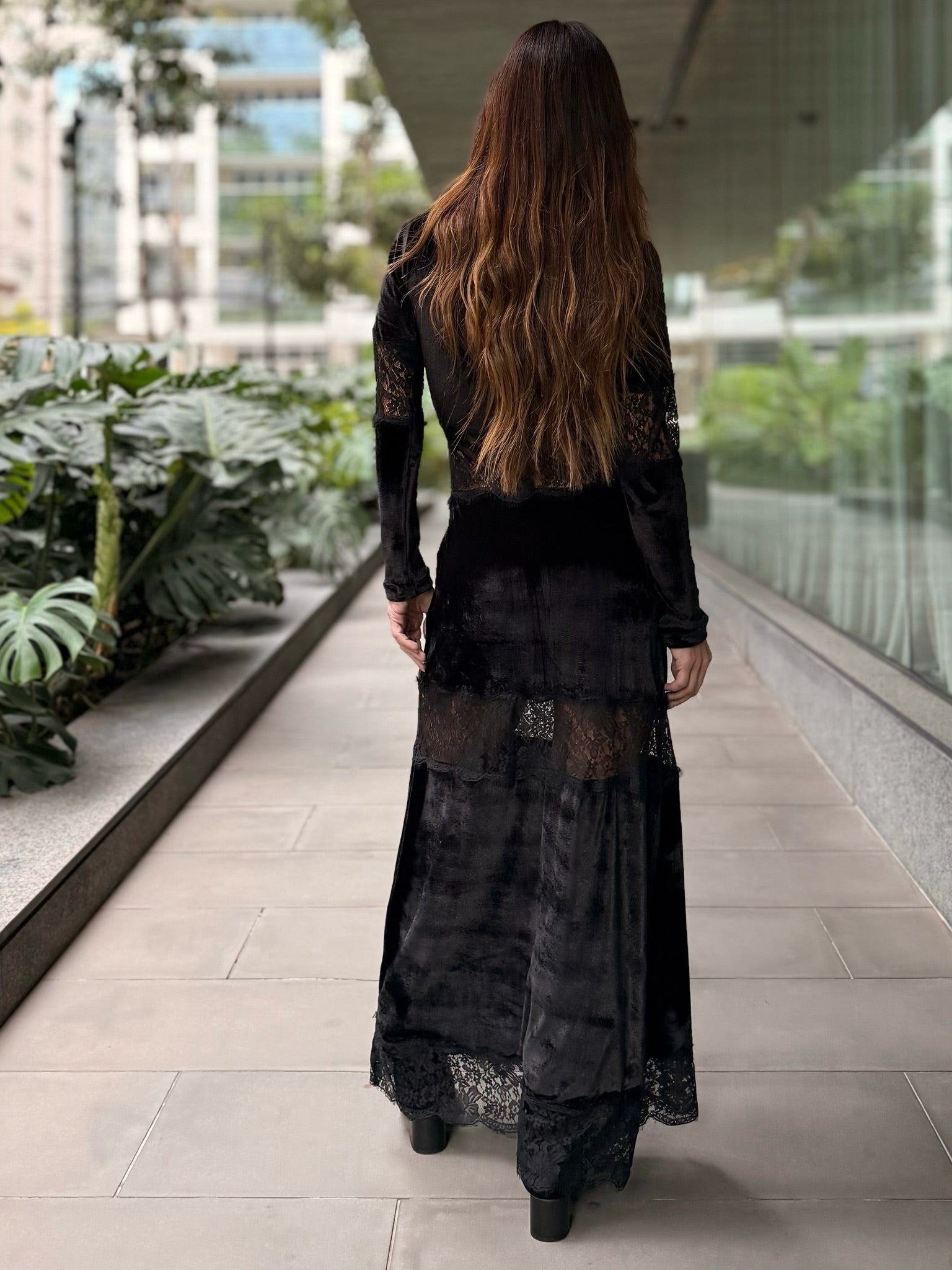 Vestido Veludo Manga Longa Com Detalhes Em Renda