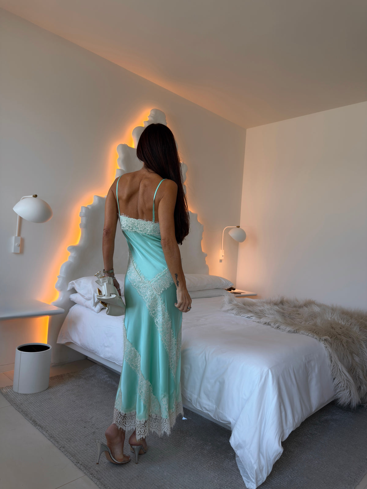Vestido em Cetim com Renda