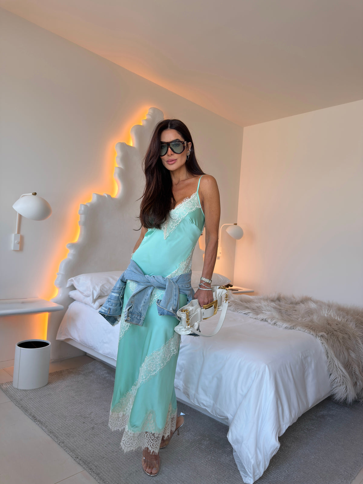 Vestido em Cetim com Renda