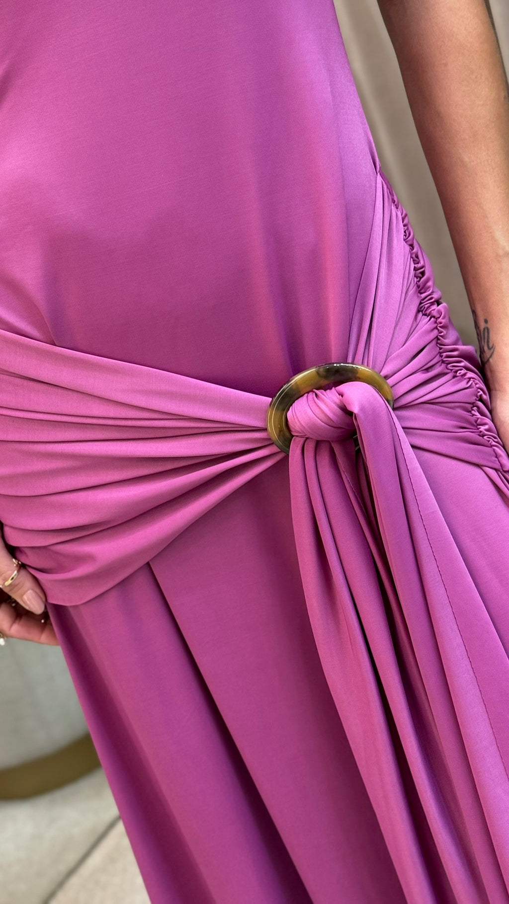 Vestido Em Malha Fria Com Faixa E Fivela