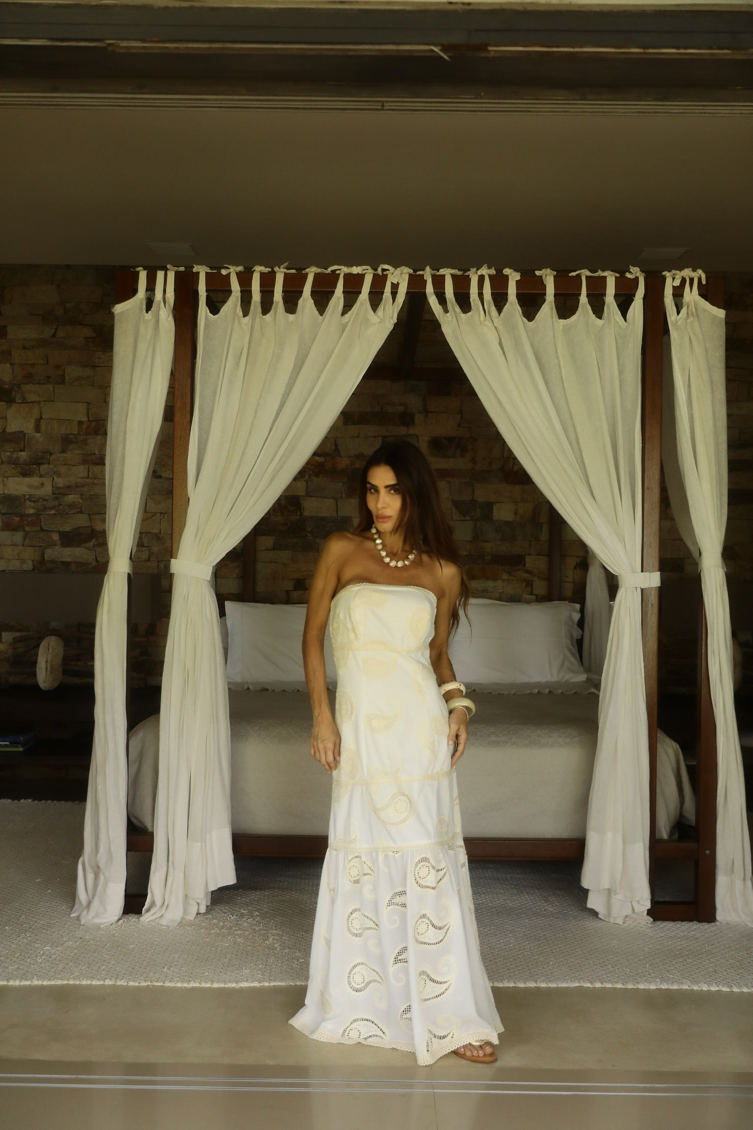 Vestido Tomara Que Caia Em Laise Com Entremeios Em Renda