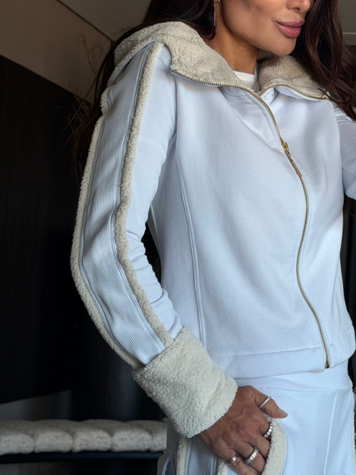 Conjunto Moletom com Casaco Forrado em Pelo e Detalhes em Ribana