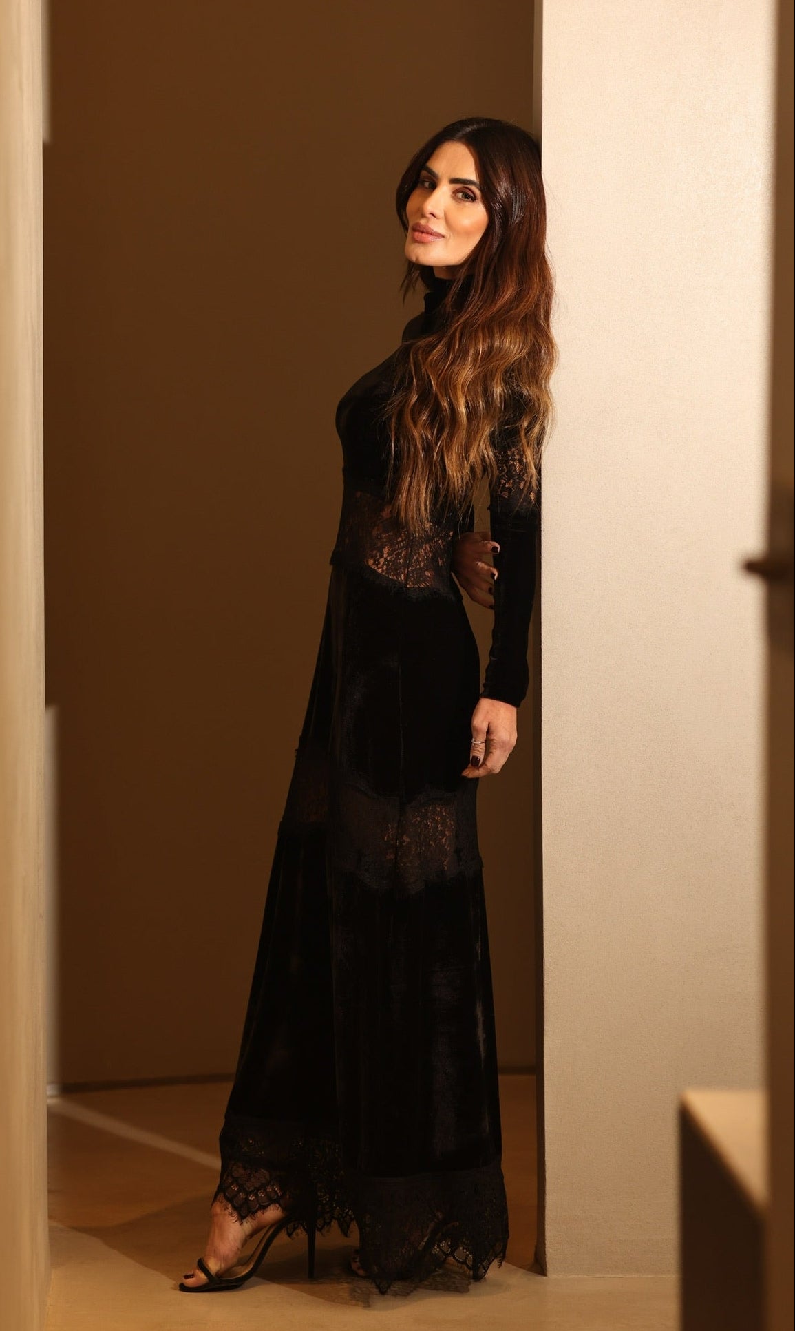 Vestido Veludo Manga Longa Com Detalhes Em Renda