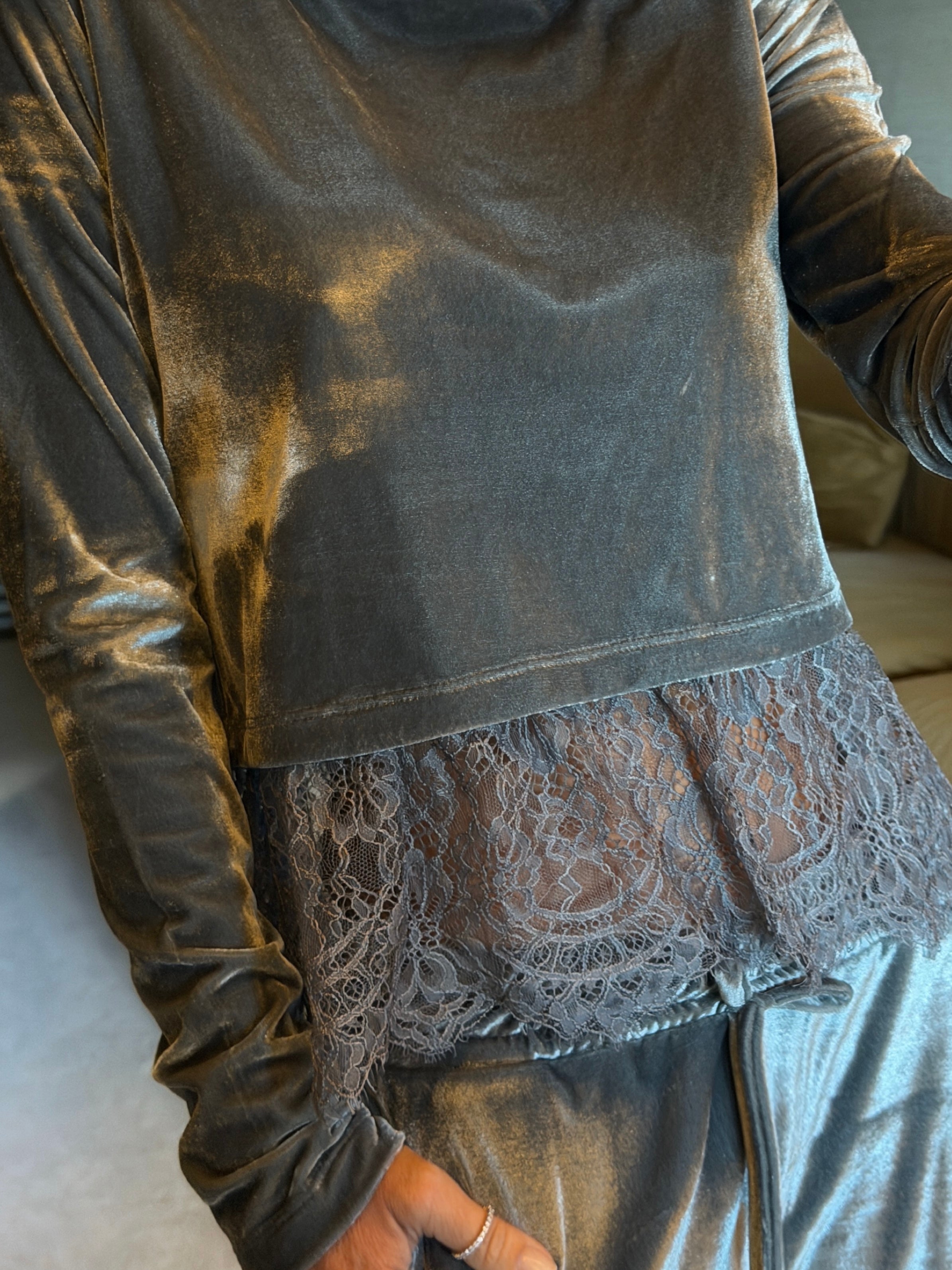 Conjunto em Veludo Manga Longa com Renda na Barra