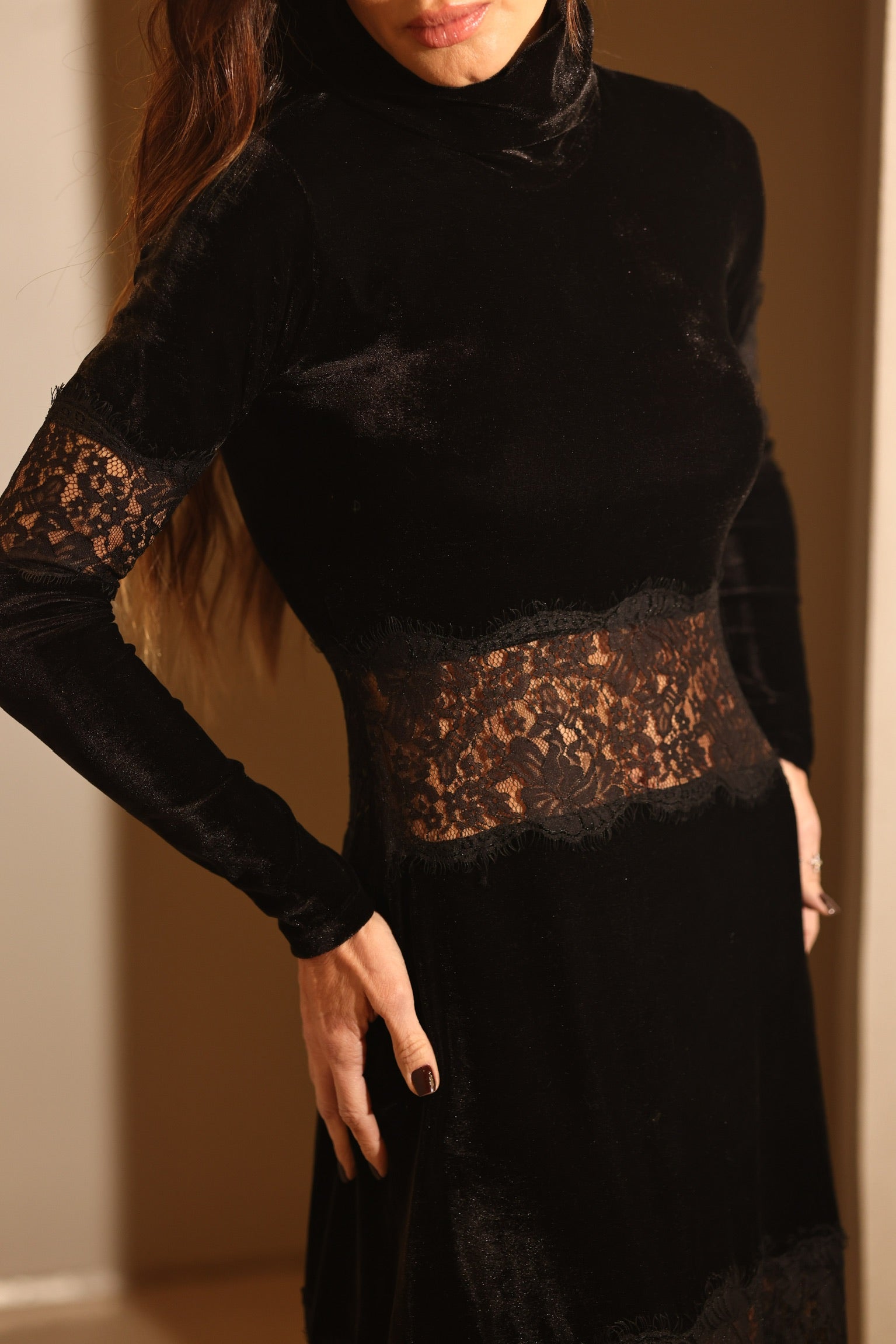 Vestido Veludo Manga Longa Com Detalhes Em Renda