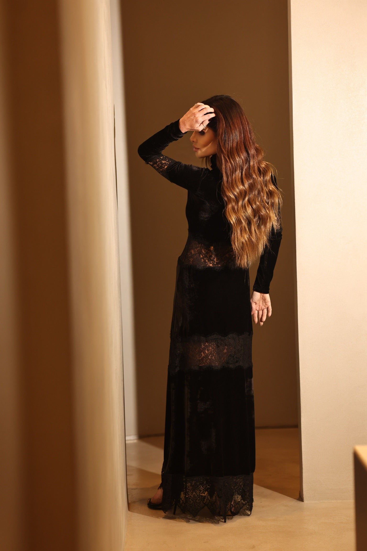 Vestido Veludo Manga Longa Com Detalhes Em Renda