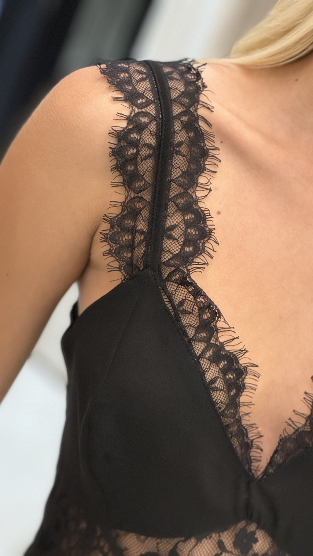 Vestido De Cetim Com Entremeios Em Renda