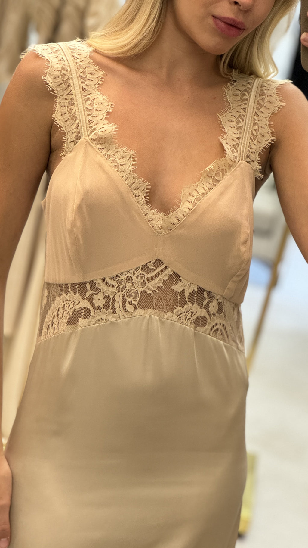 Vestido De Cetim Com Entremeios Em Renda