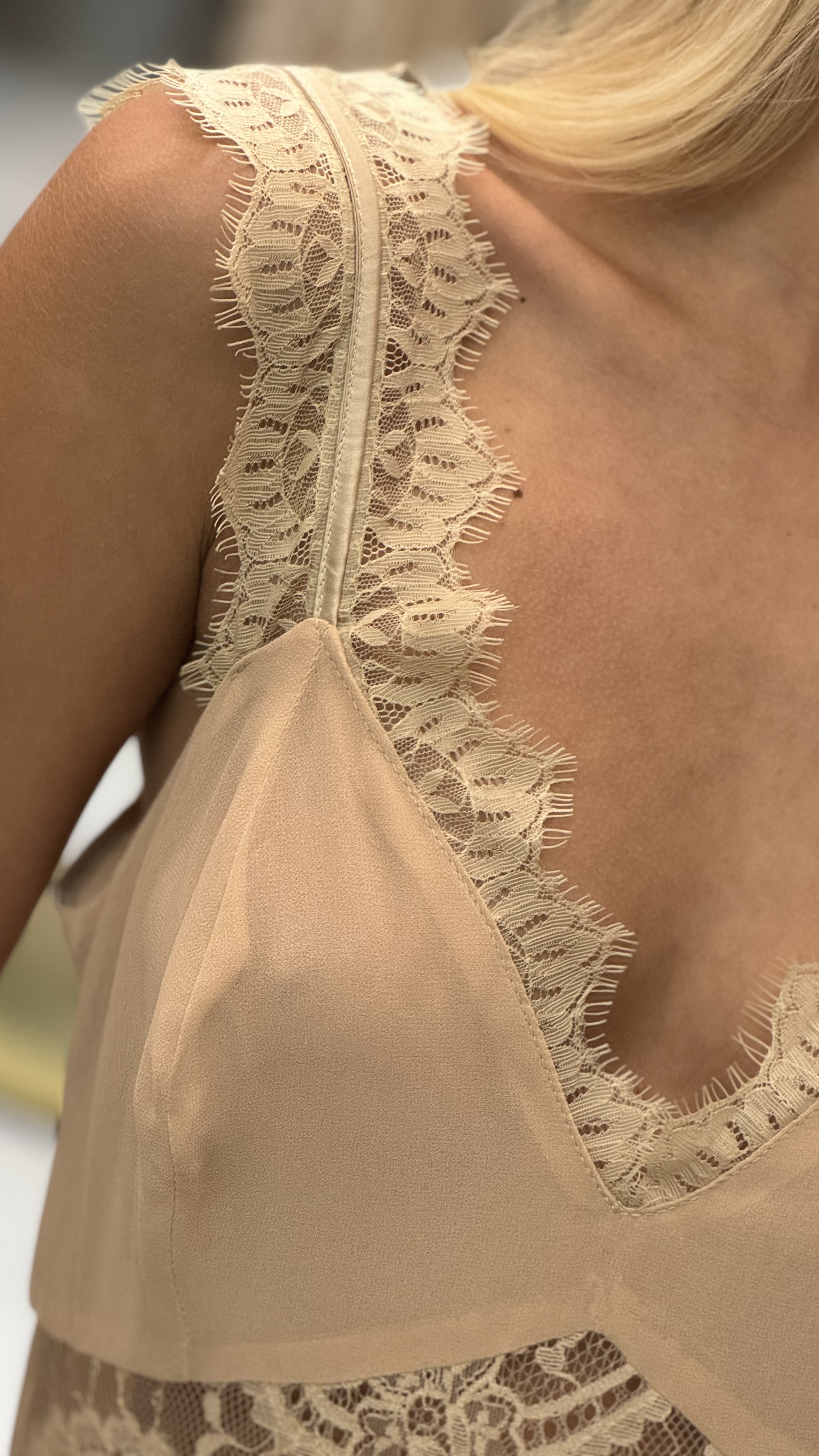 Vestido De Cetim Com Entremeios Em Renda