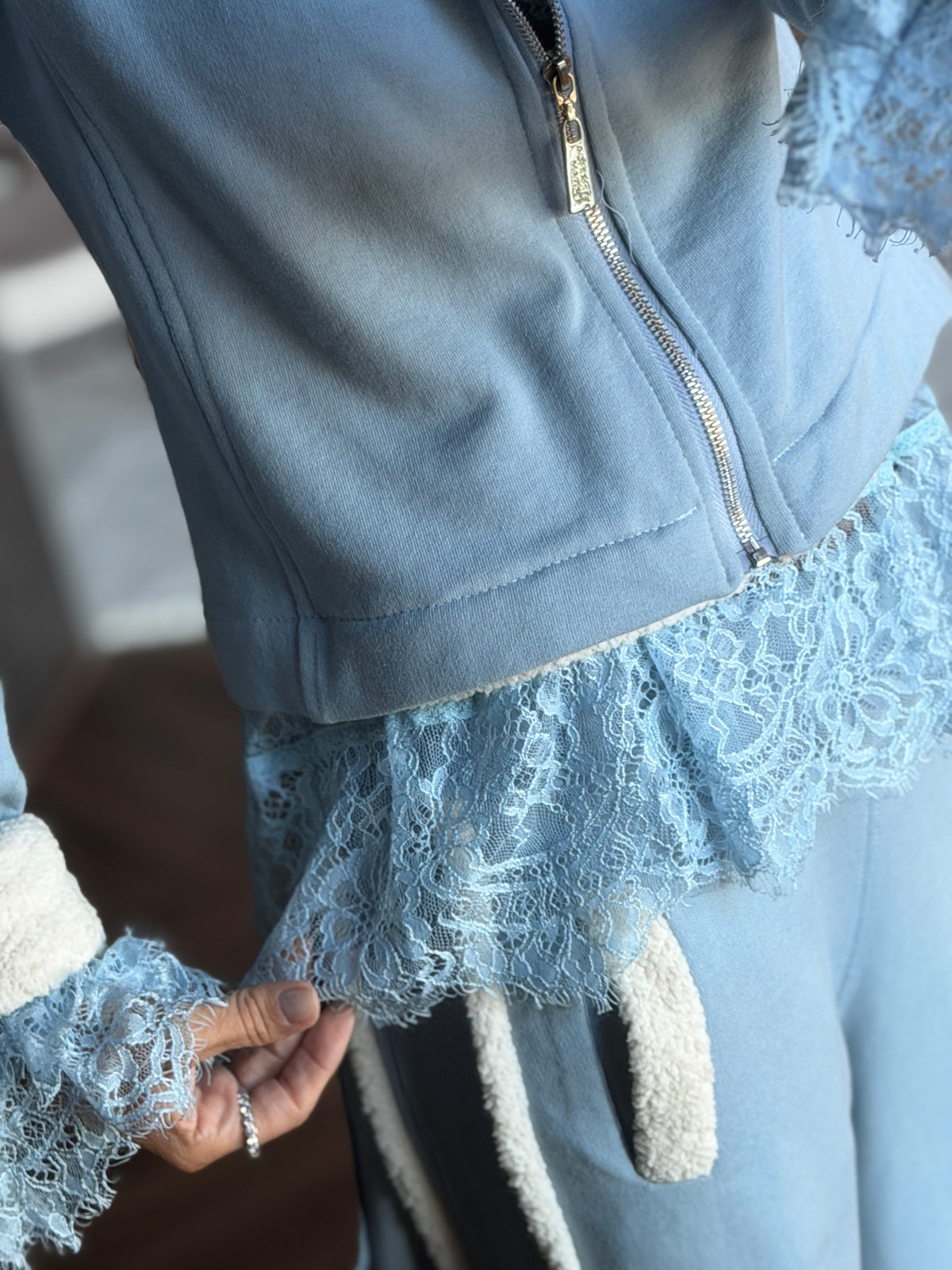 Conjunto Moletom com Casaco Forrado em Pelo e Detalhes em Ribana
