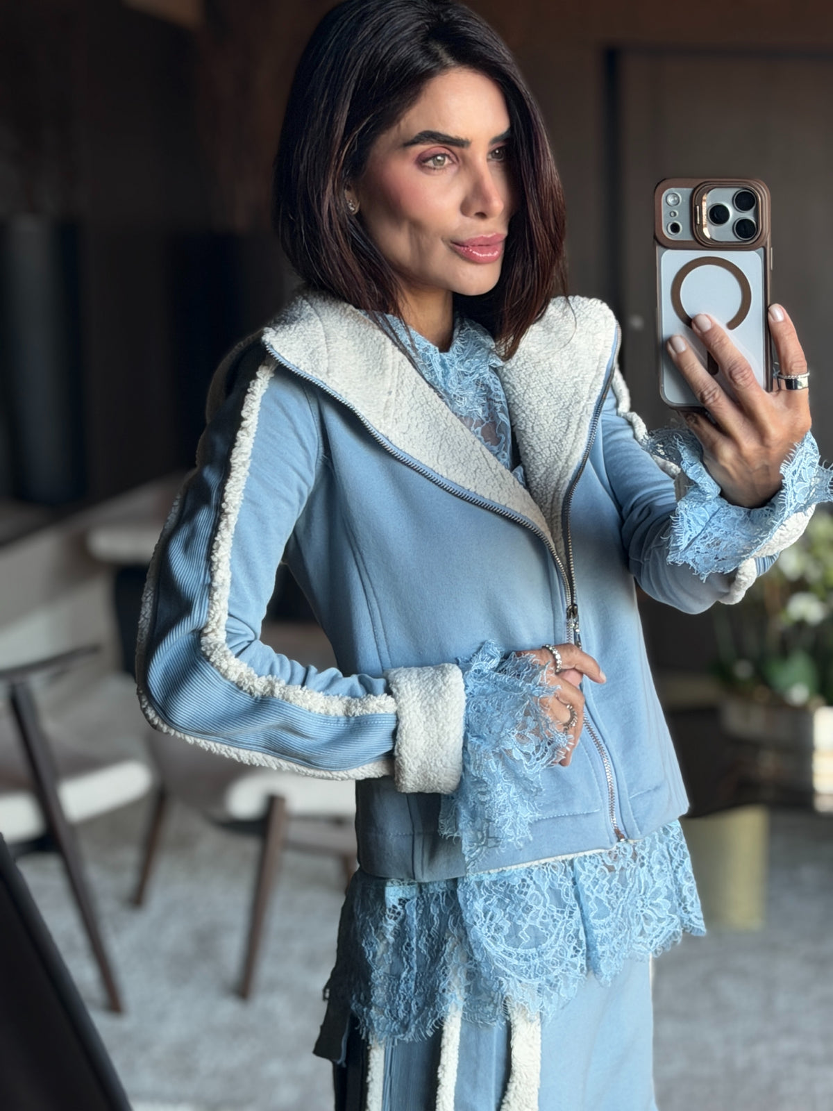 Conjunto Moletom com Casaco Forrado em Pelo e Detalhes em Ribana