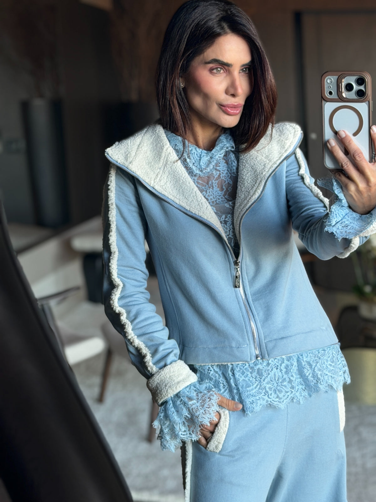 Conjunto Moletom com Casaco Forrado em Pelo e Detalhes em Ribana