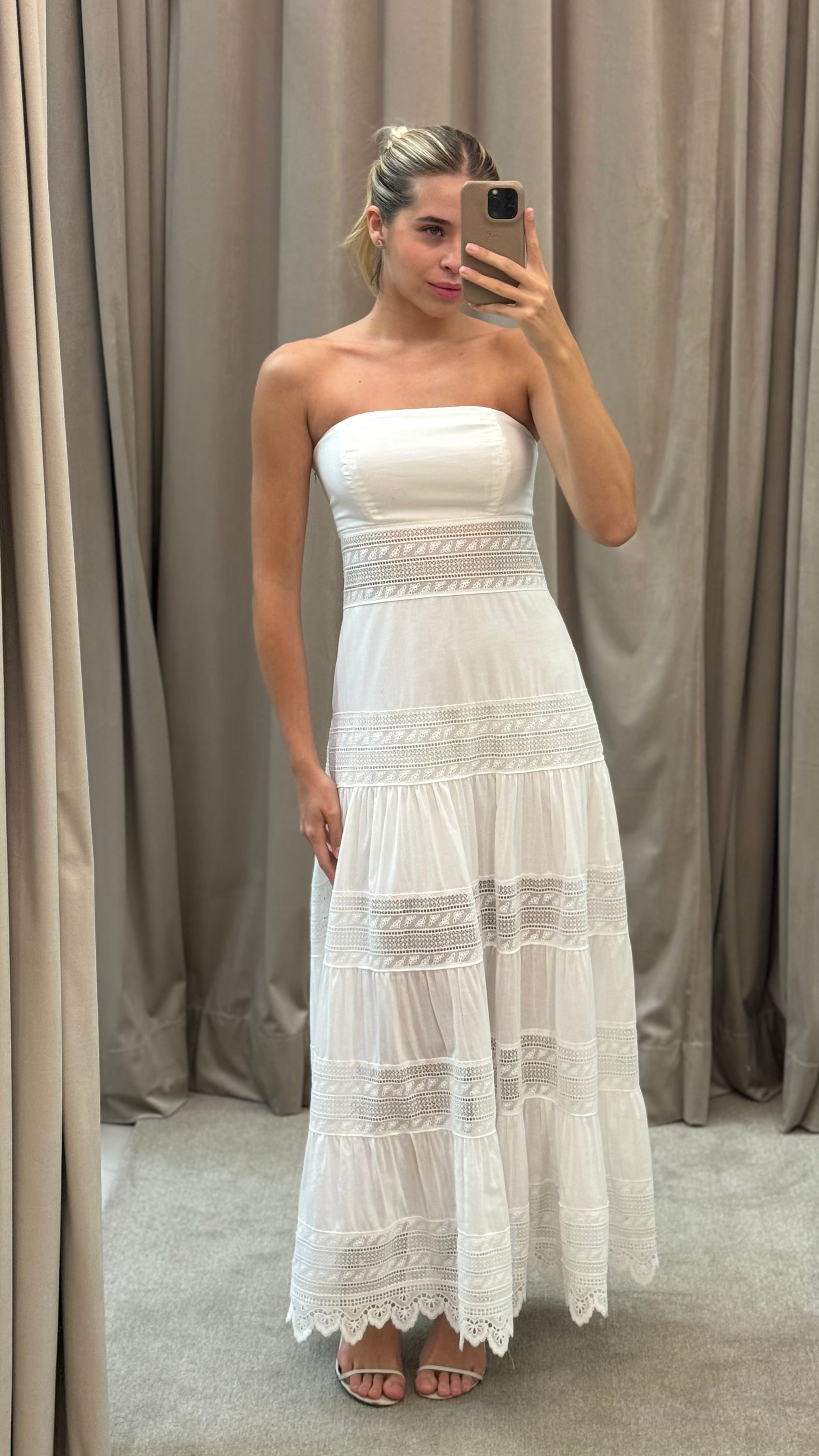 Vestido Tomara Que Caia Em Cambraia De Algodão Com Entremeio Em Renda